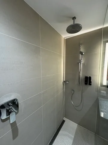 Duschbereich im Hotel mit Regendusche und Handbrause