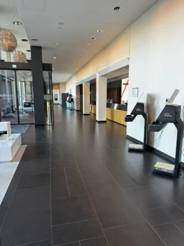 Lobby des Steigenberger Berlin Airport Hotels mit Fitnessgeräten
