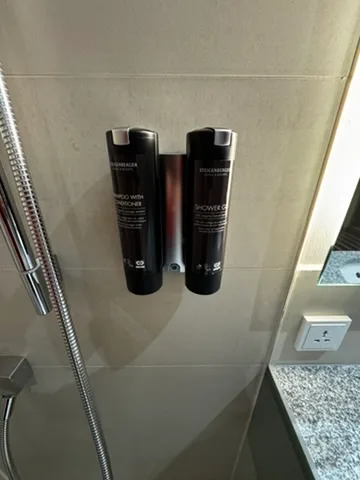 Duschgel und Shampoo in der Dusche
