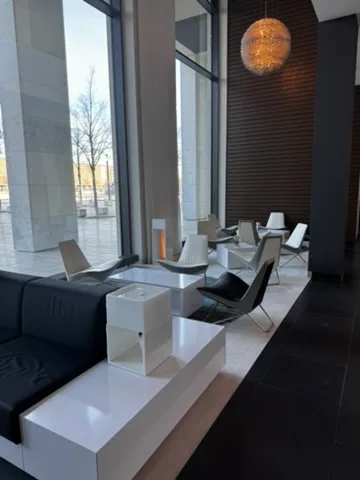 Lounge mit Sesseln und Couch im modernen Design
