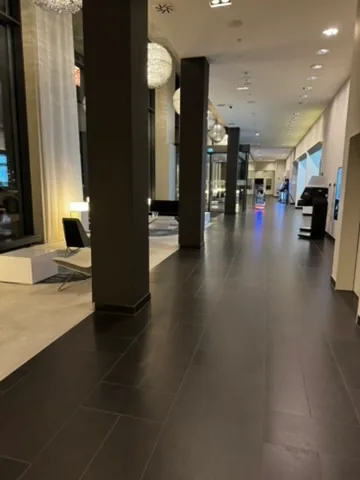 Lobby des Steigenberger Berlin Airport Hotels mit Säulen und moderner Beleuchtung