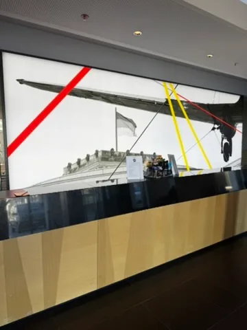 Flugzeugmodell mit rotem Streifen auf Wandbild