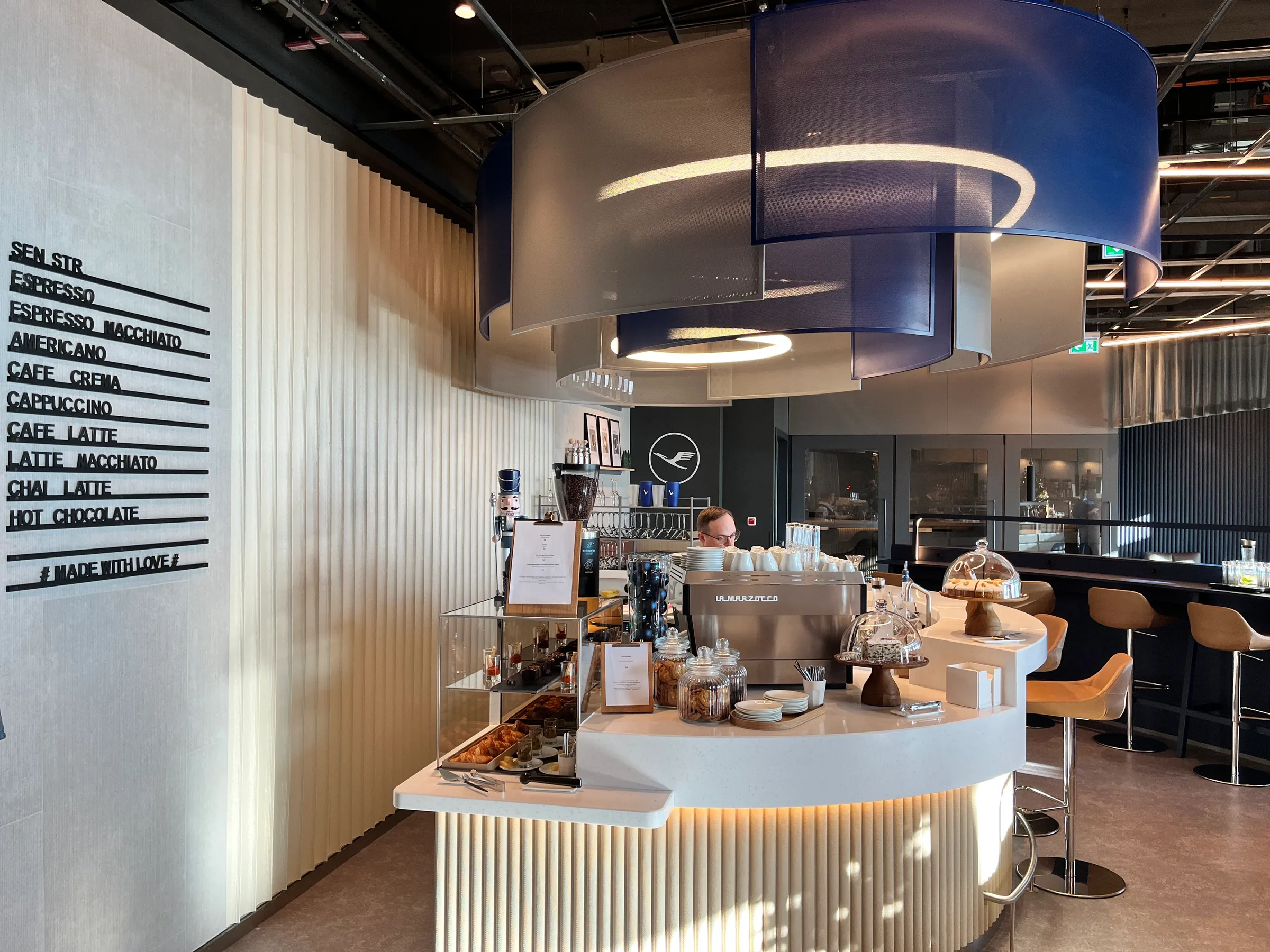 Lounge mit Kaffeeautomat und Getränkeangebot