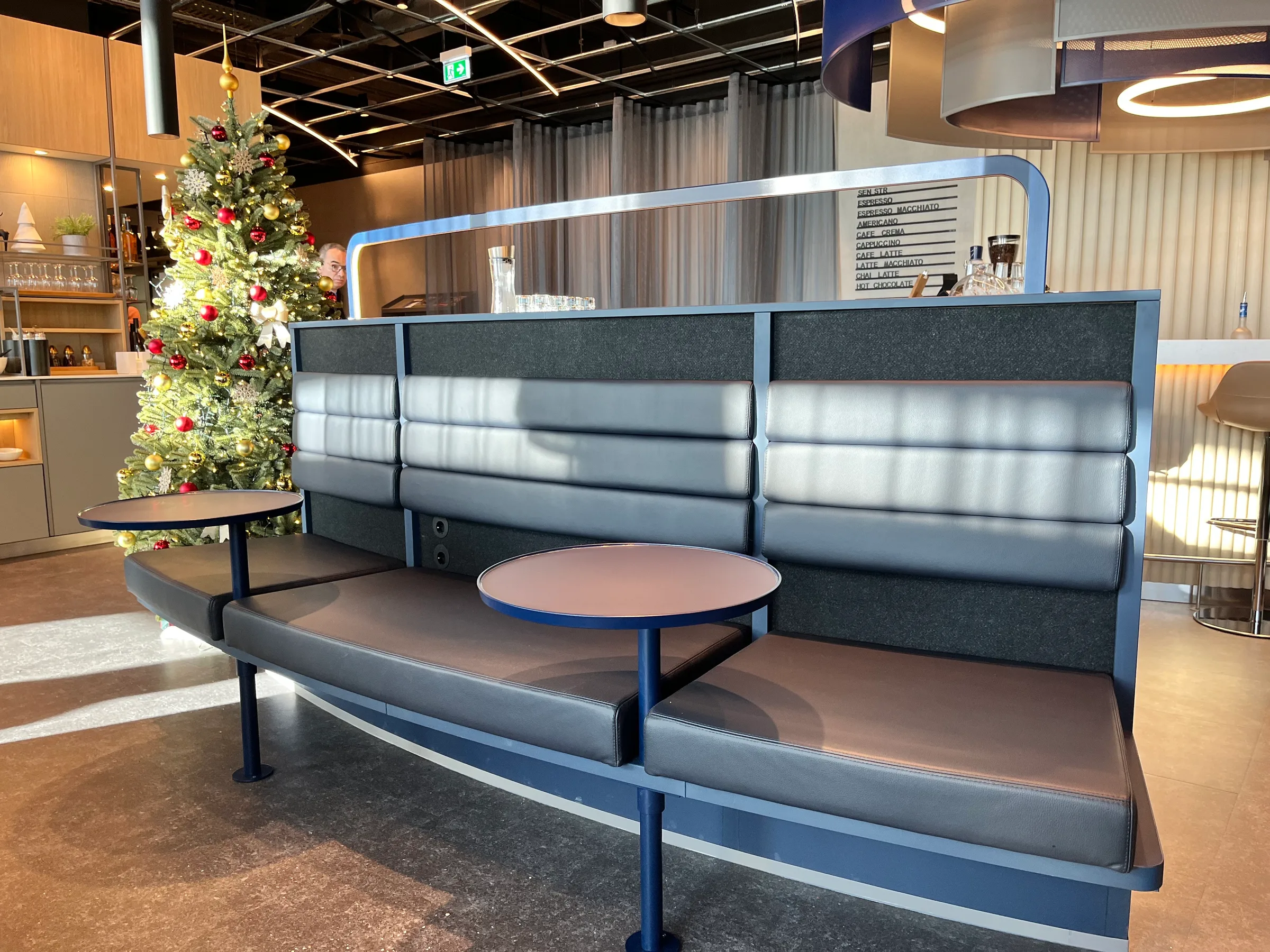 Loungebank mit Tischen und Weihnachtsbaum im Hintergrund