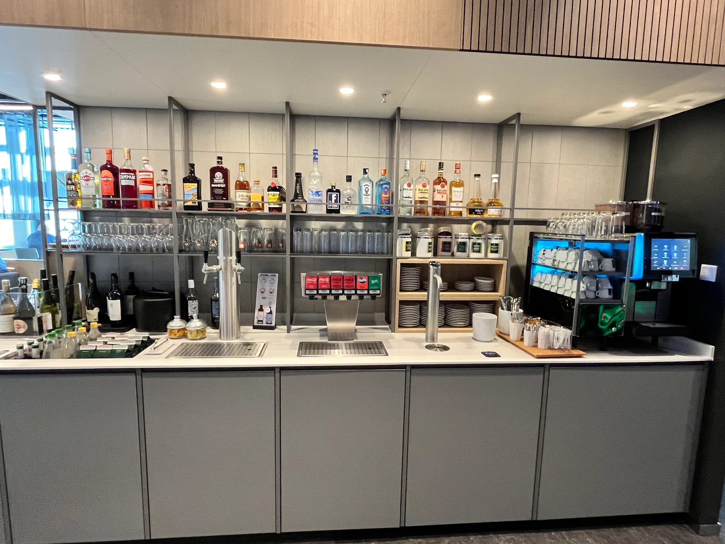 Bar mit Flaschen und Gläsern im Lufthansa Senator Lounge