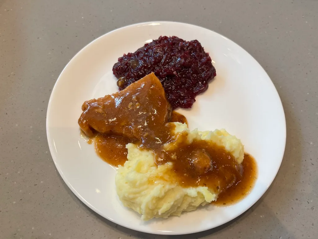 Gefüllter Teller mit Kartoffelpüree, Rinderrouladen und Rotkohl