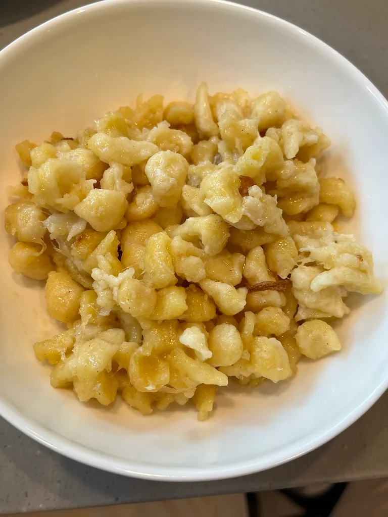 Gefüllte Schüssel mit Kartoffelpüree und Eiern
