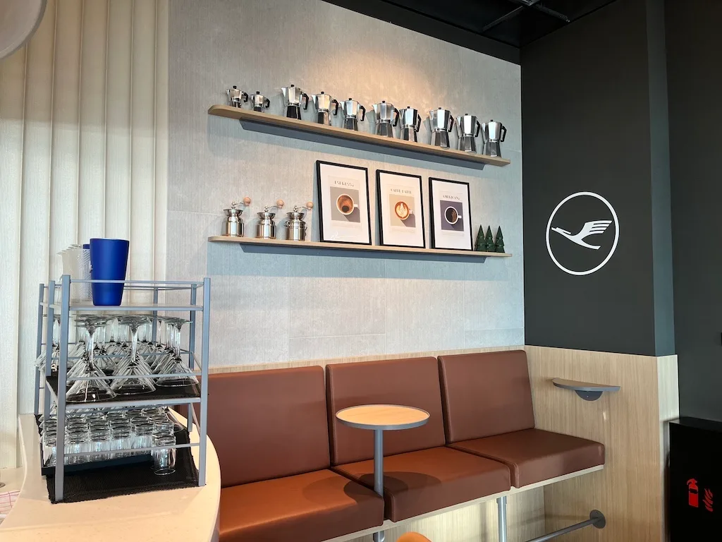 Lufthansa Senator Lounge mit Kaffeemaschinen und Sitzgelegenheiten