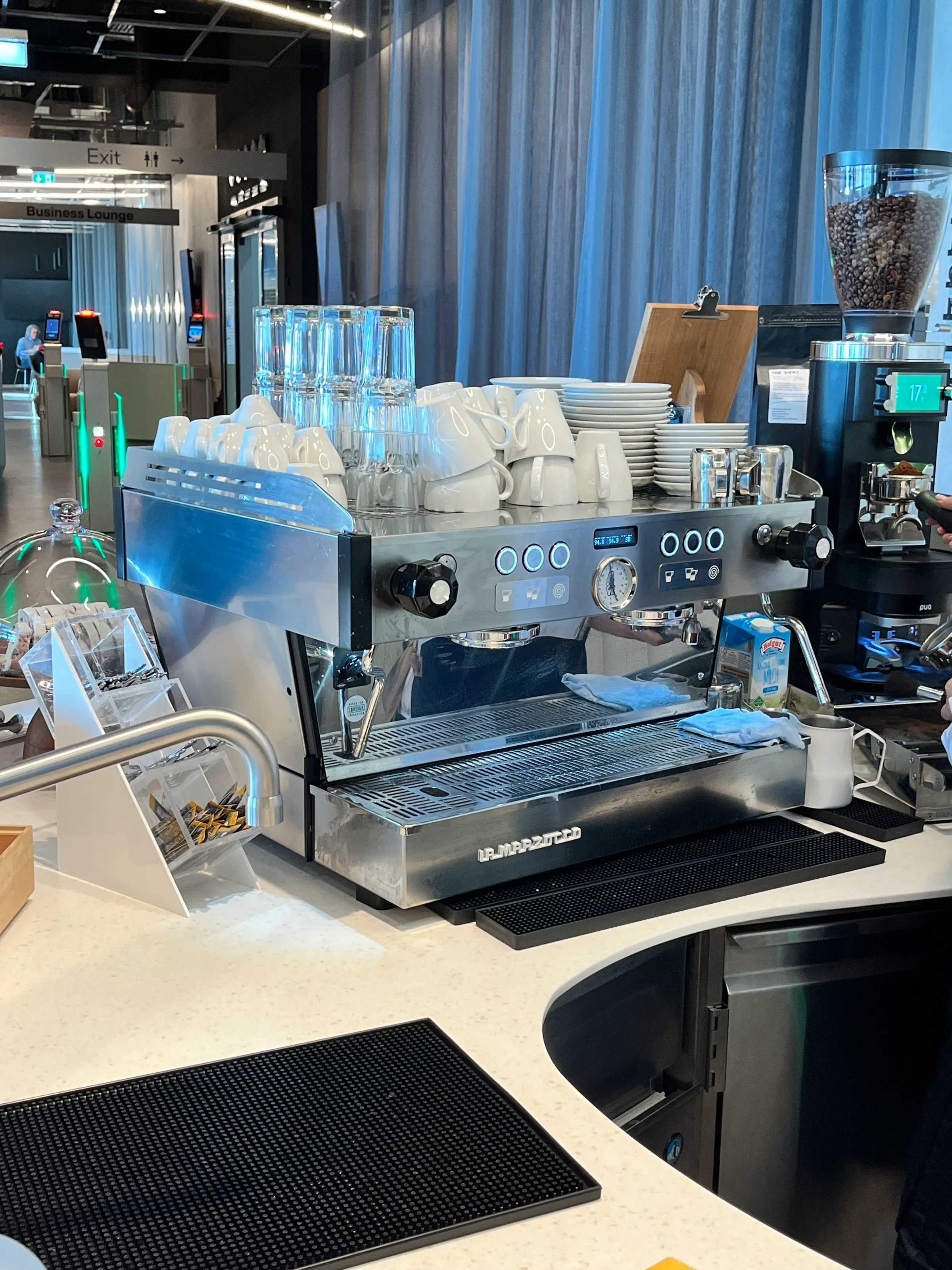 Espressomaschine mit Gläsern und Geschirr im Lufthansa Senator Lounge