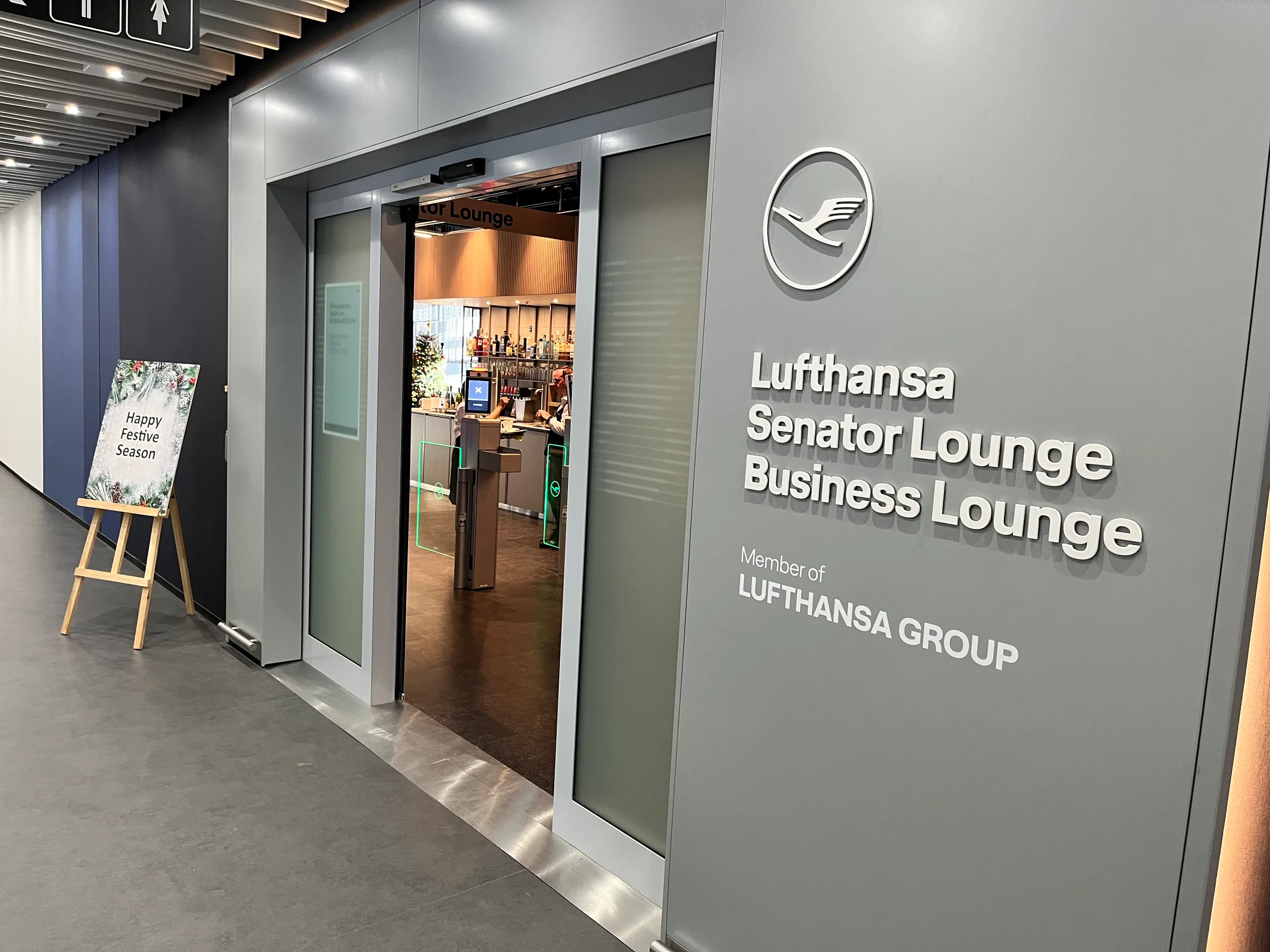 Lufthansa Senator Lounge Eingang mit Schild