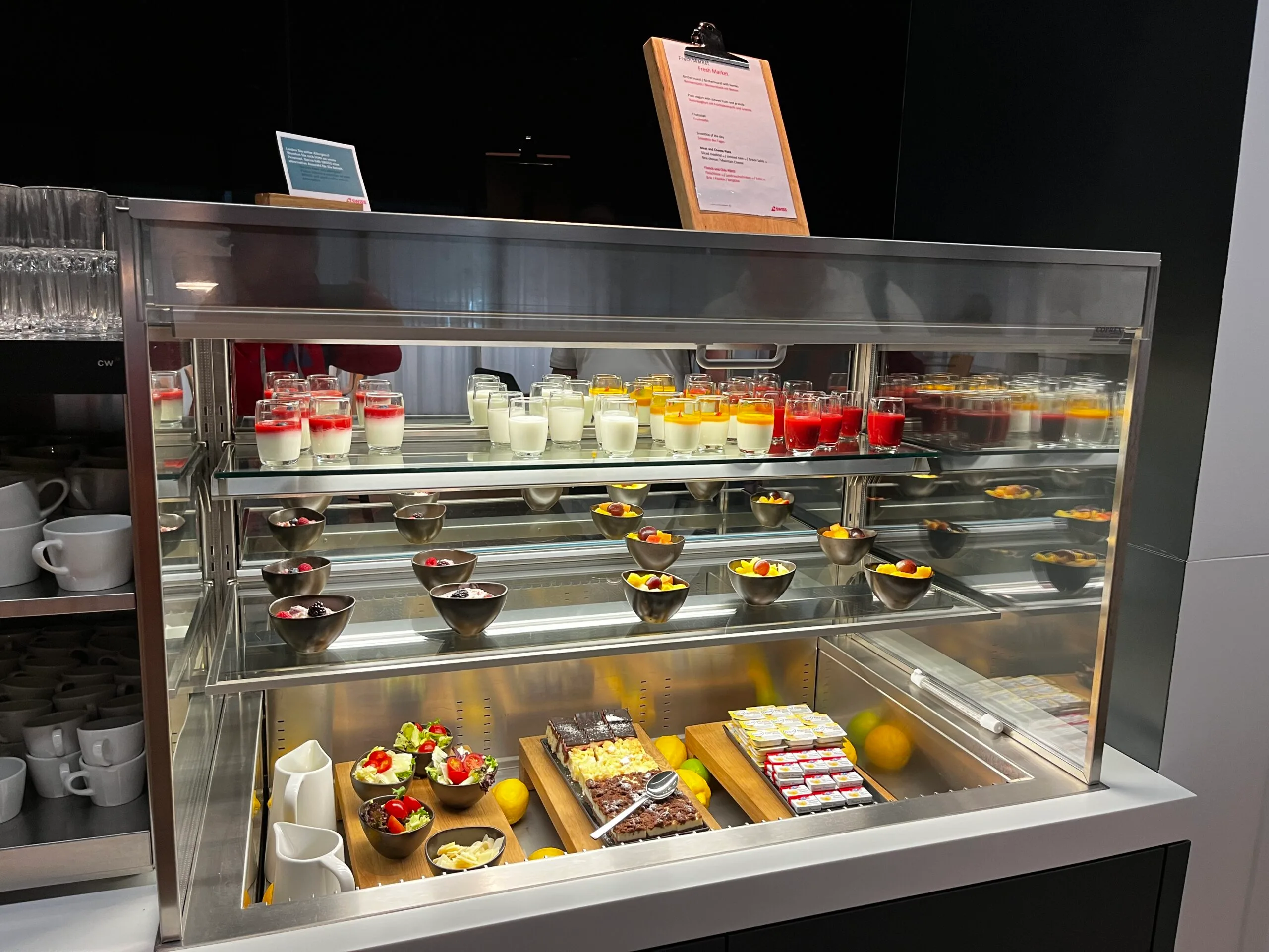 Dessertbuffet im Swiss Arrival Lounge am Flughafen Zürich