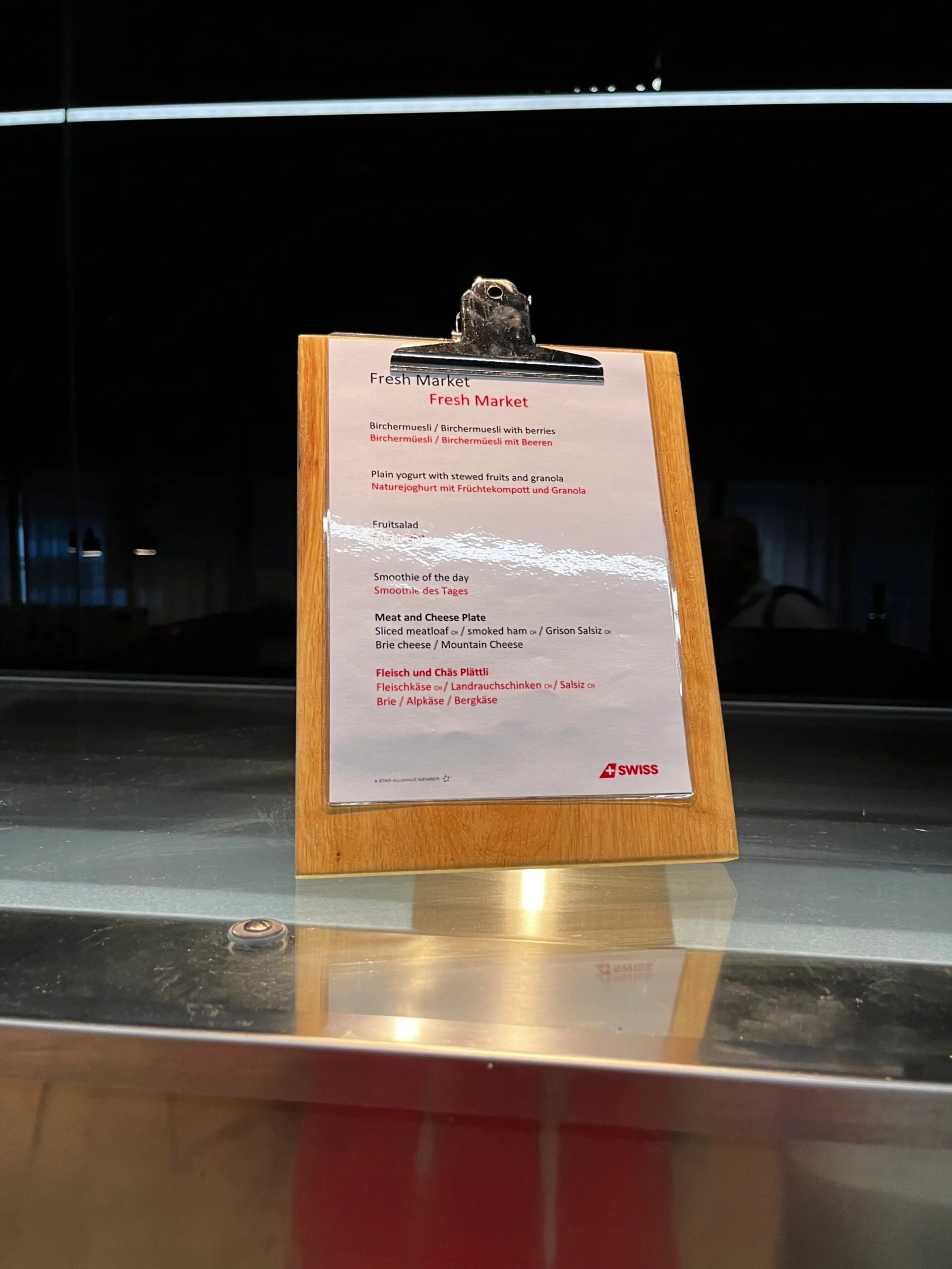 Lebensmittelmenü im Swiss Arrival Lounge mit Frühstücksoptionen