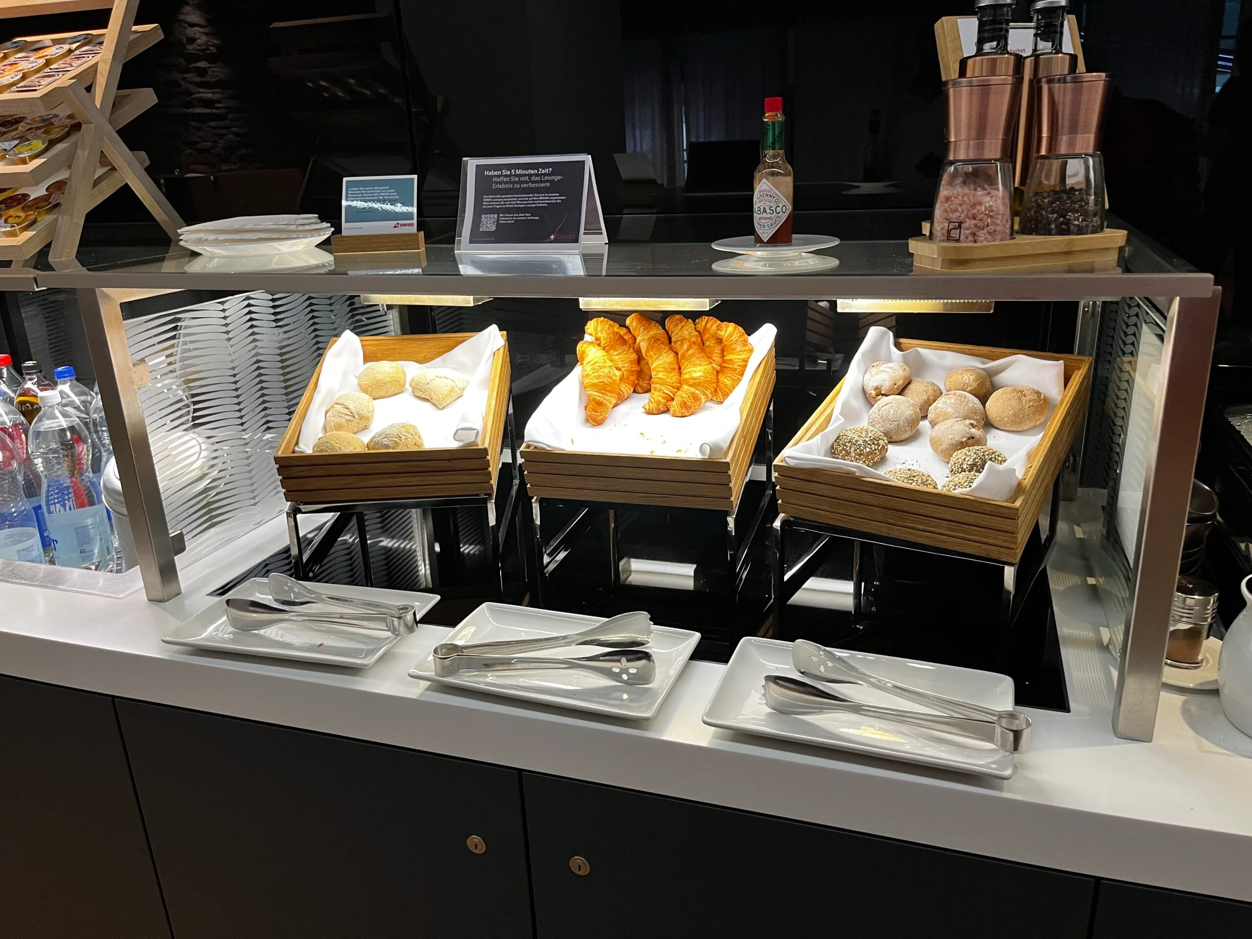 Frühstückslounge mit Keksen, Croissants und Brot