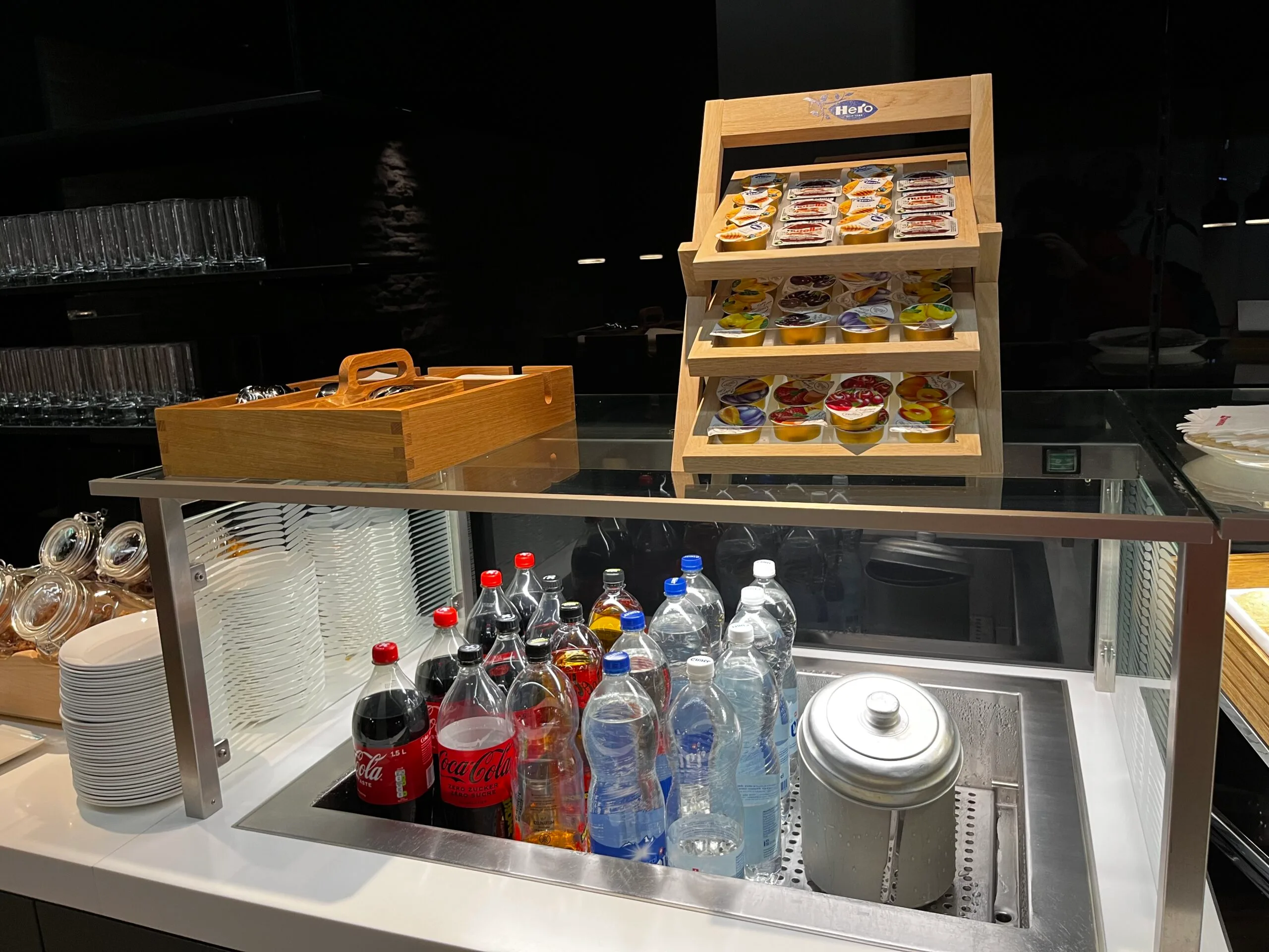 Getränkeauslage mit Flaschen und Becherhaltern im Flughafenlounge