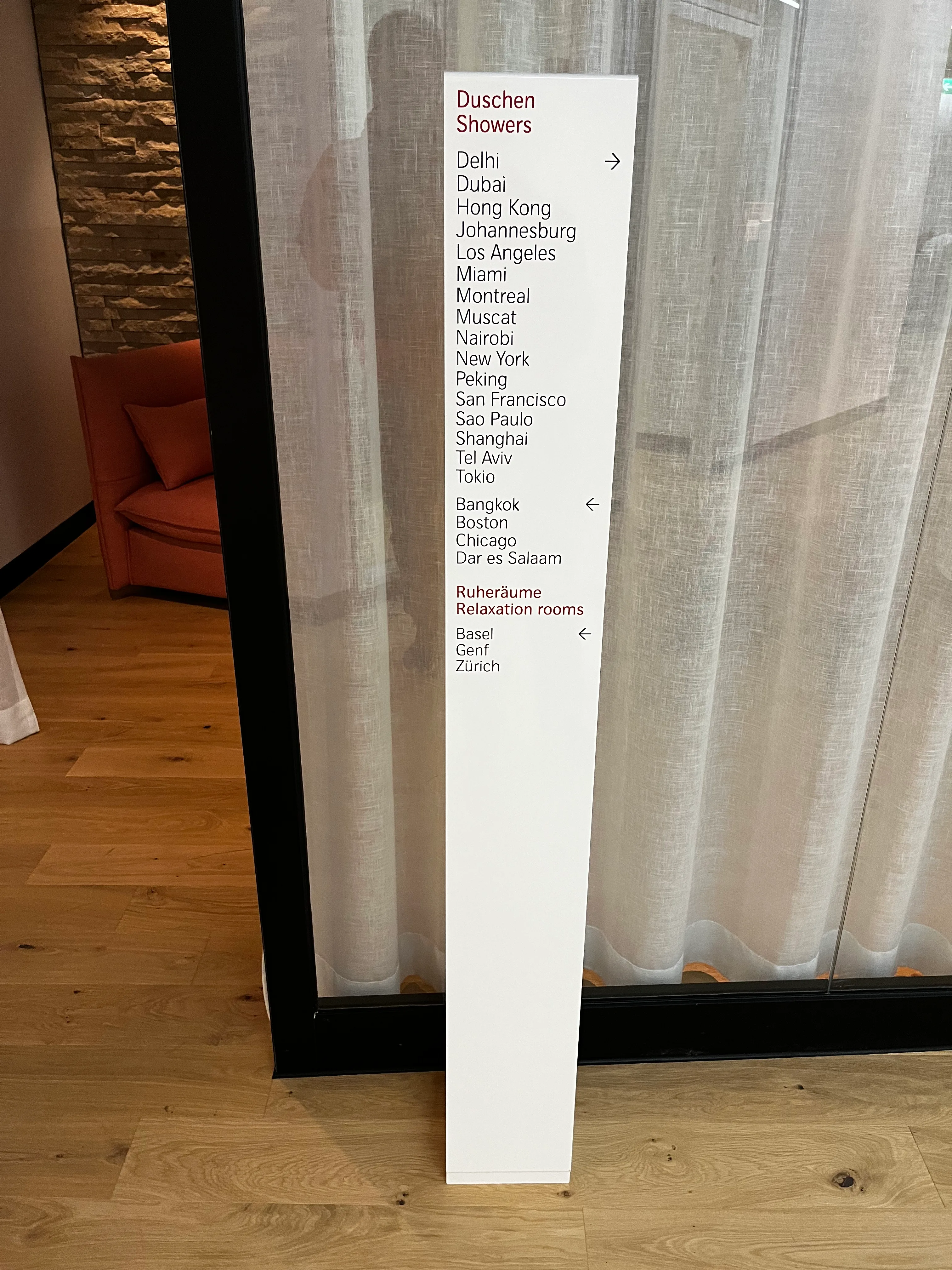 Getränkekühlschränke mit Flaschen im Loungebereich