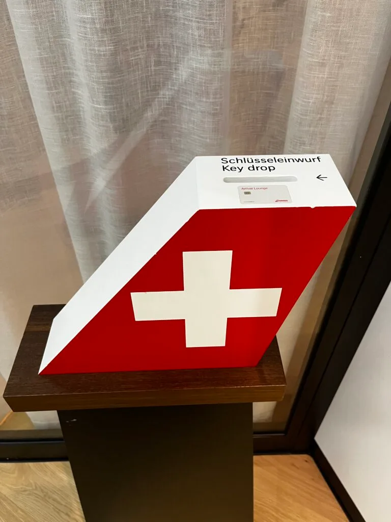 Kühlschrank mit Säckchen und Flaschen im Loungebereich