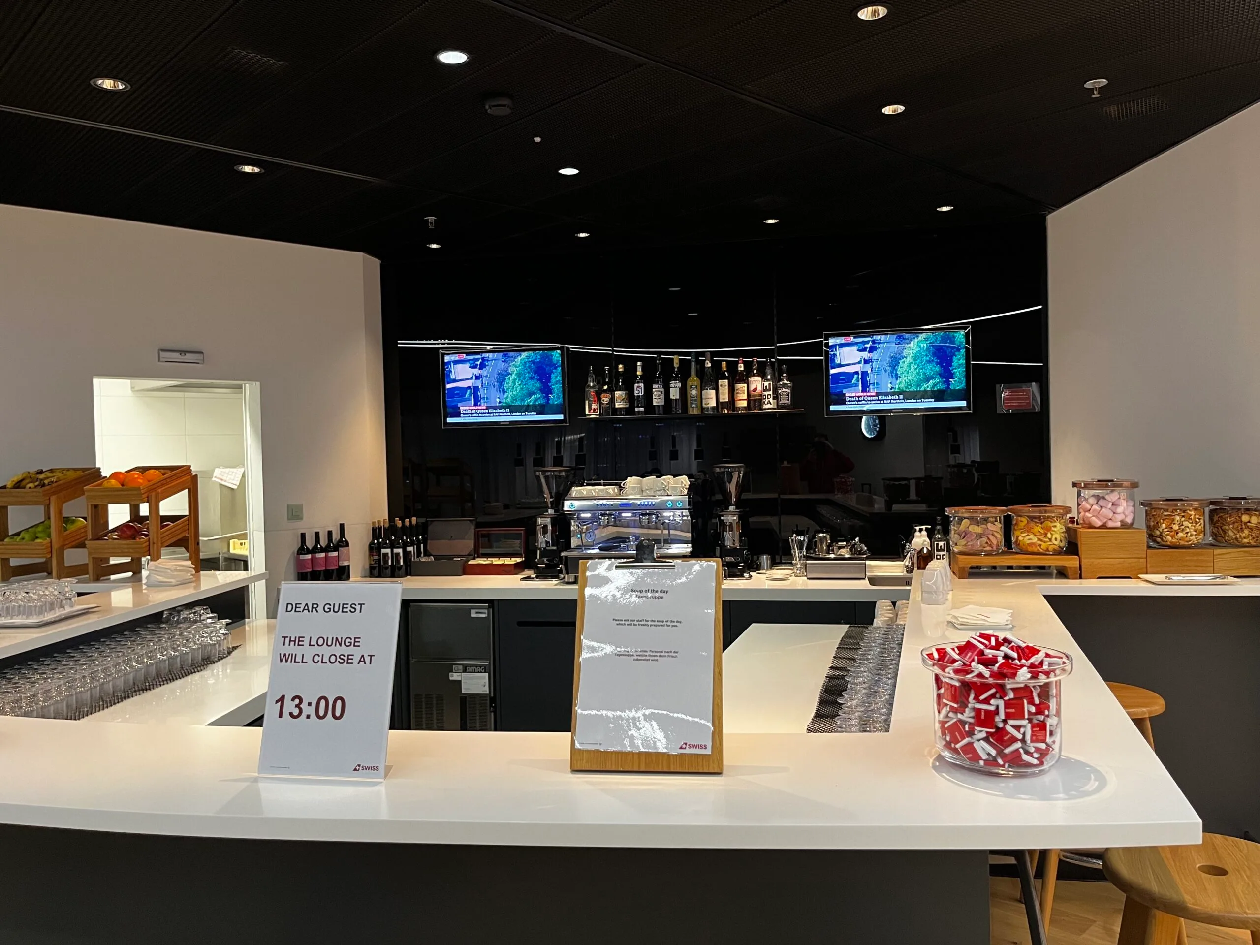 Lounge mit Bar und Sitzgelegenheiten im Flughafen