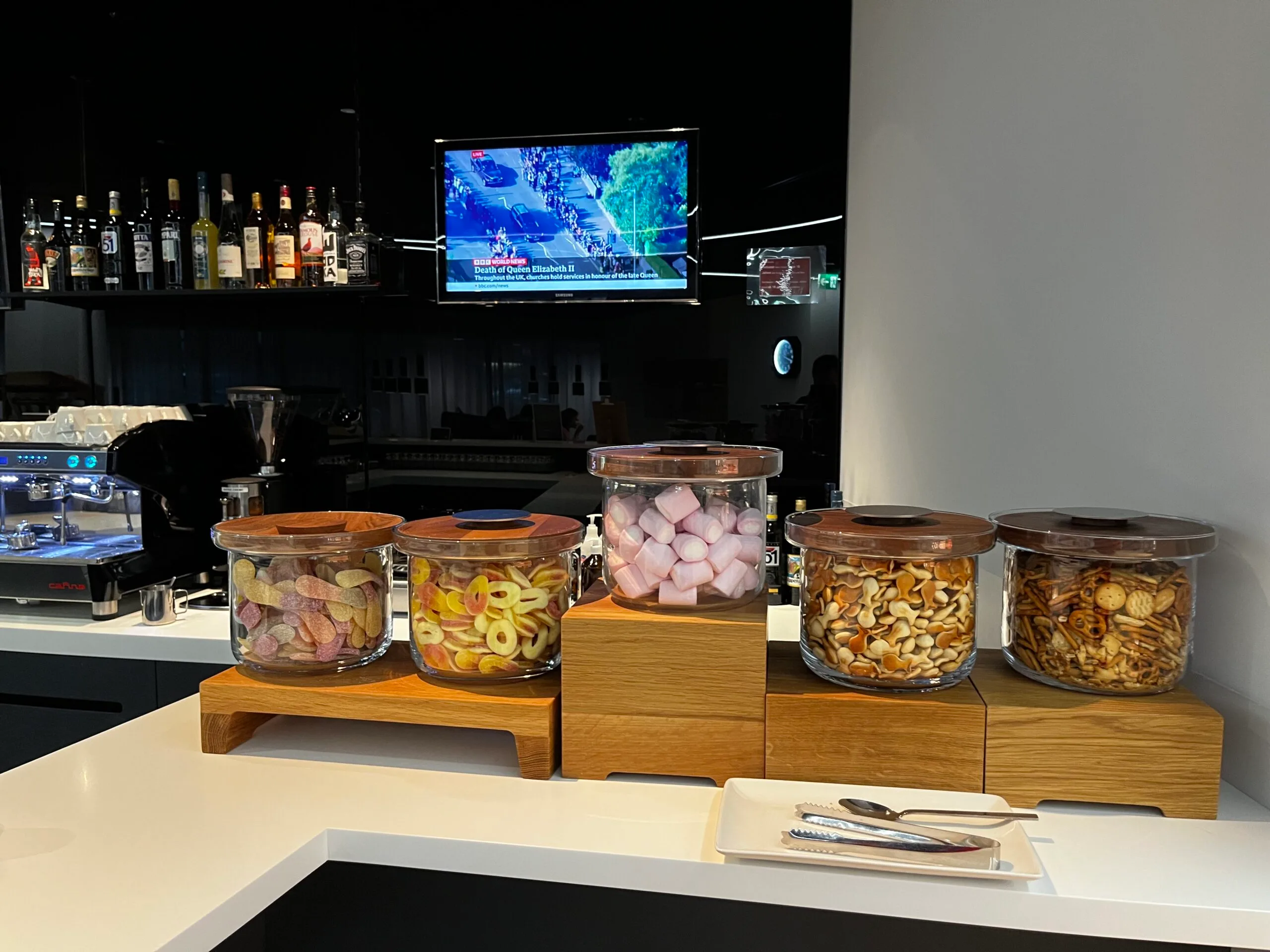 Snacks in Gläsern auf Holzregal im Loungebereich