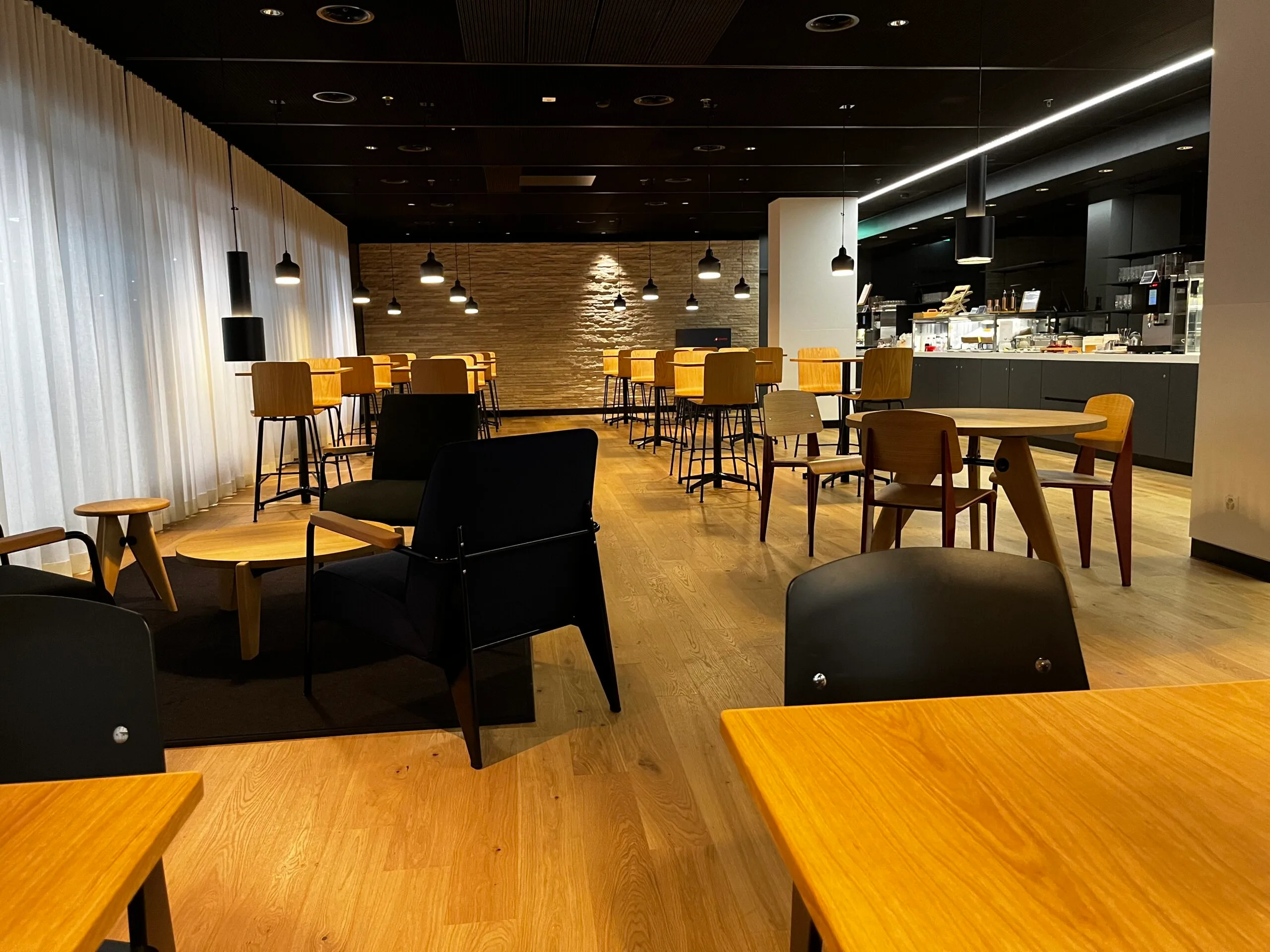 Lounge mit Bar und Tischen im Flughafen