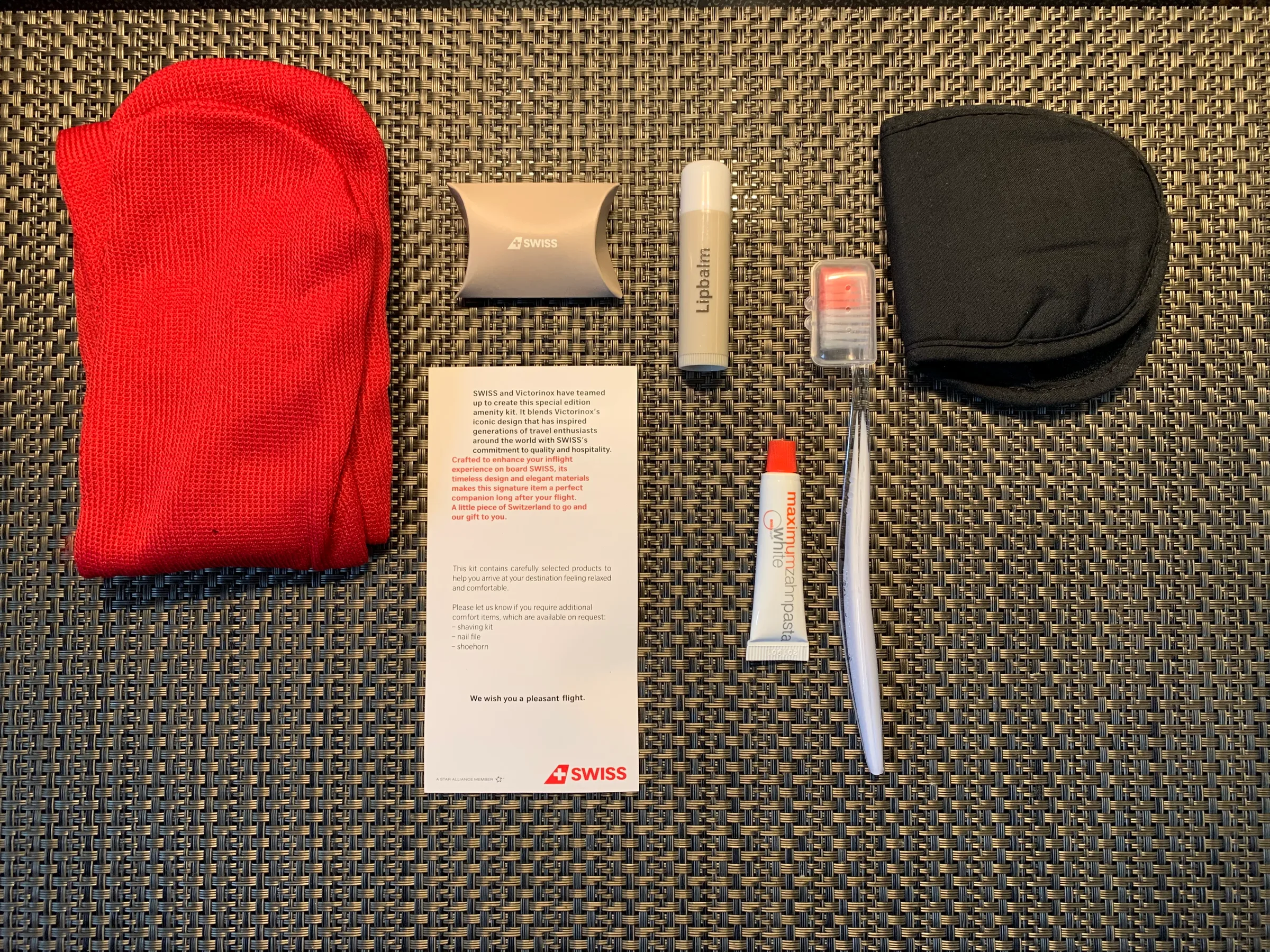 Swiss Business Class Amenity Kit mit Socken, Lippenbalsam und anderen Gegenständen