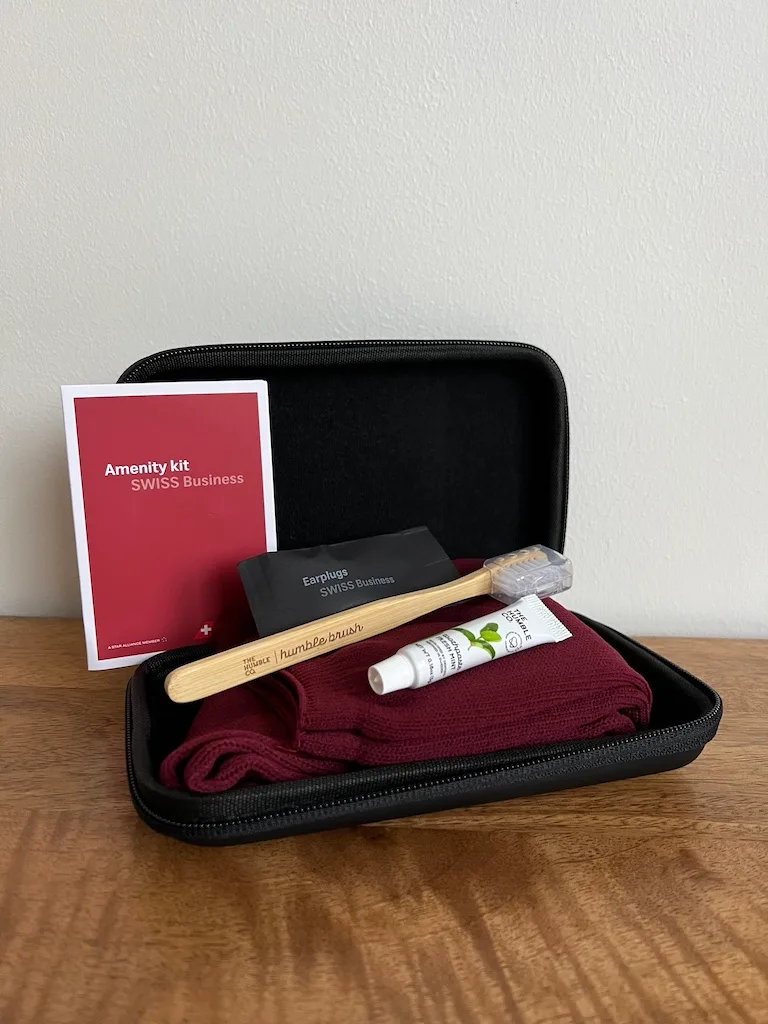 Business-Klasse Amenity Kit mit Zahnbürste, Ohrenstöpseln und Socken