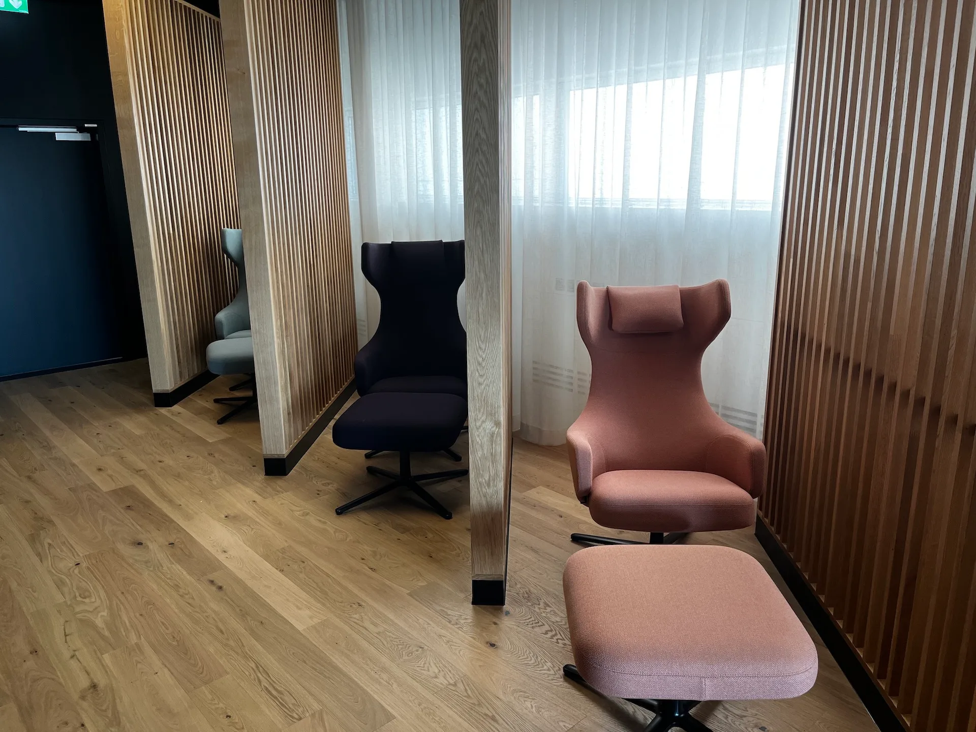 Lounge mit Sesseln und Holzwänden