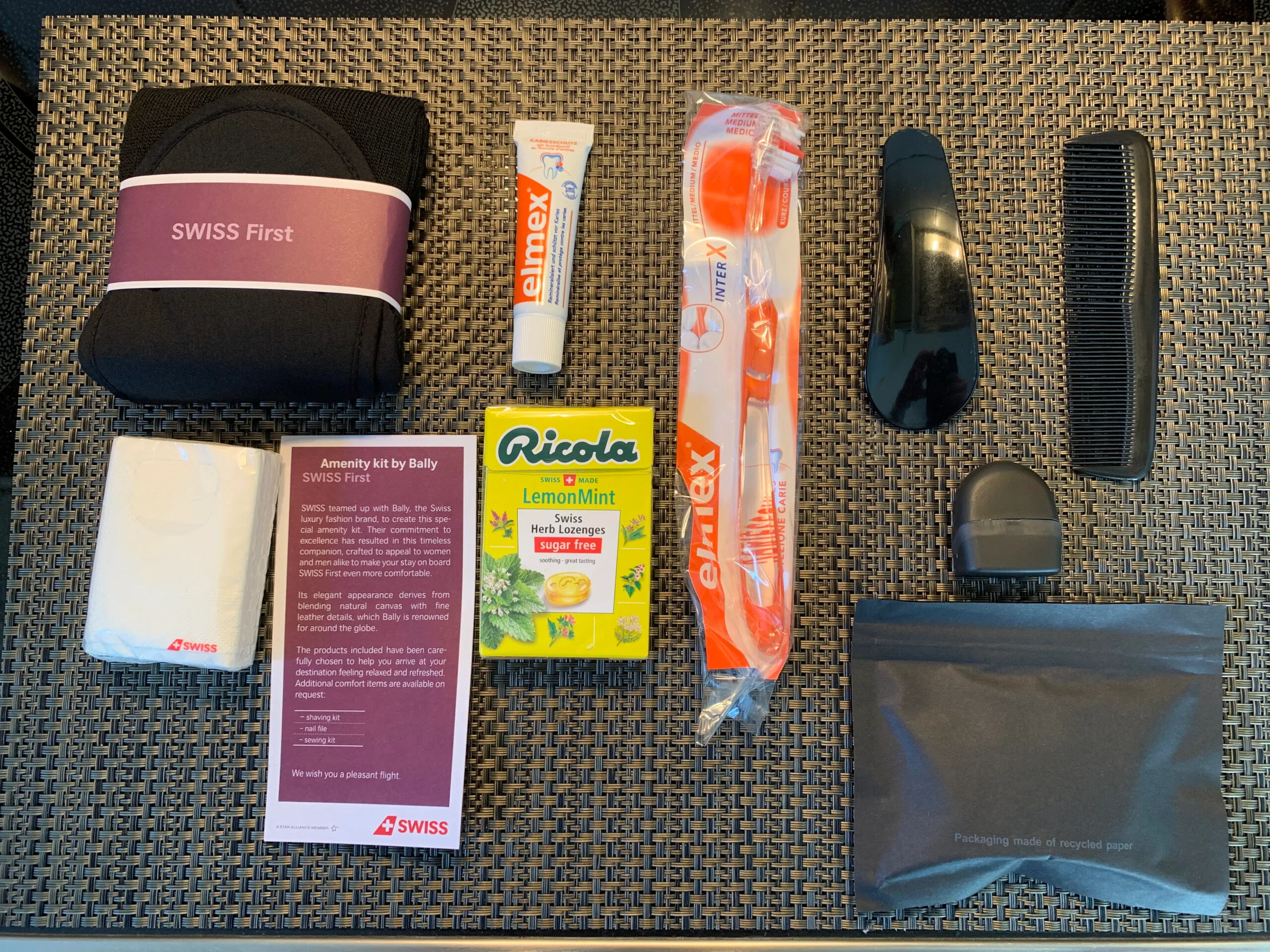 Swiss First Class Amenity Kit mit Zahnbürste, Zahnpasta und anderen Gegenständen
