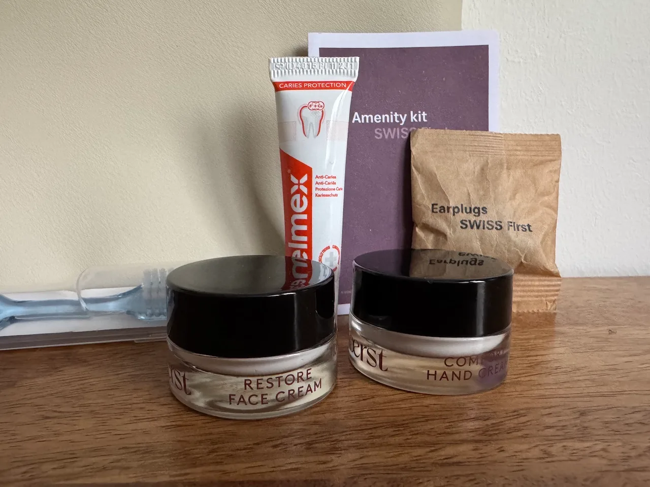 Amenity kit mit Zahnpasta, Gesichtscreme und Handcreme