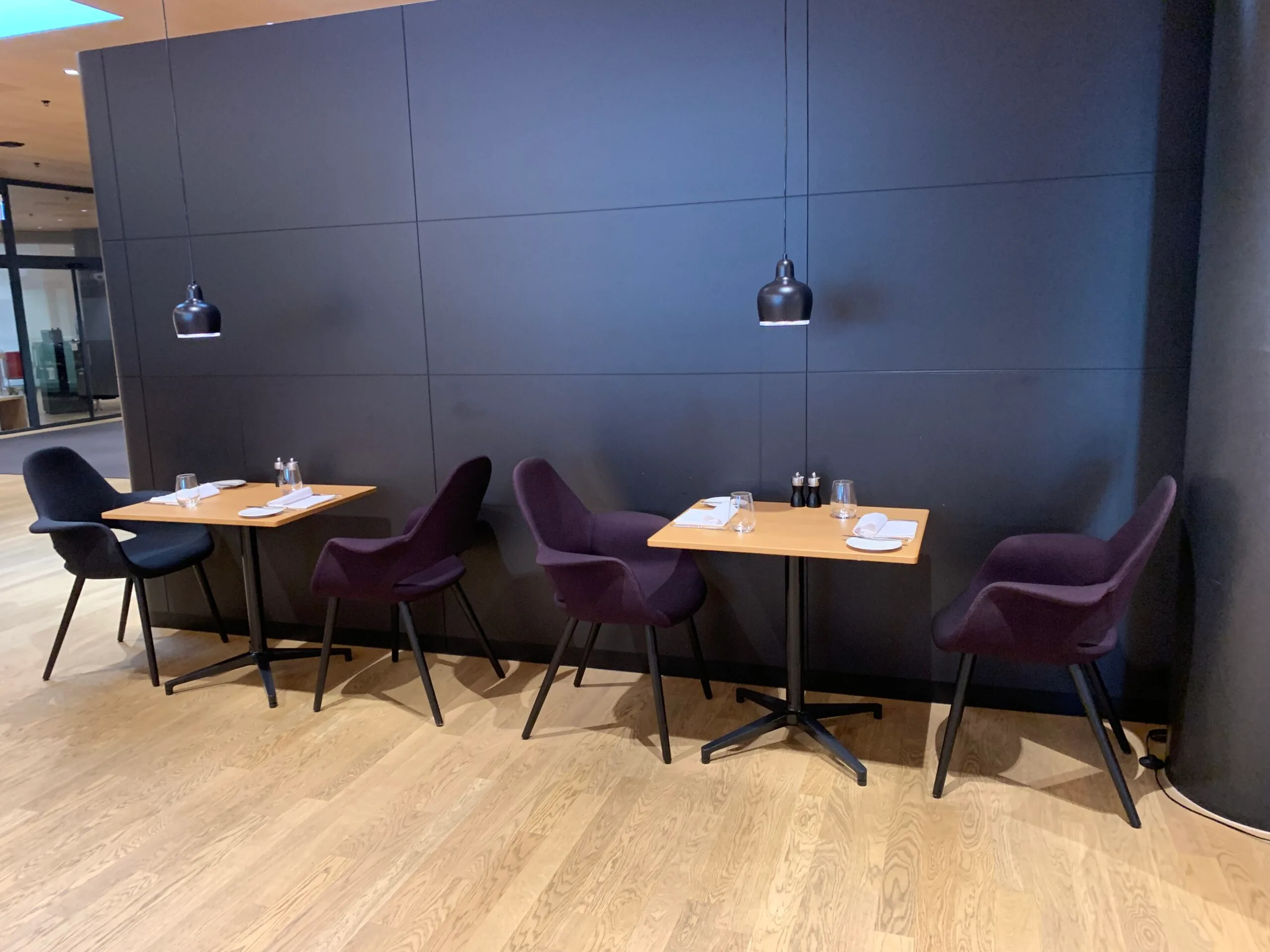 Zwei Tische mit Stühlen in einem modernen Flughafensalon