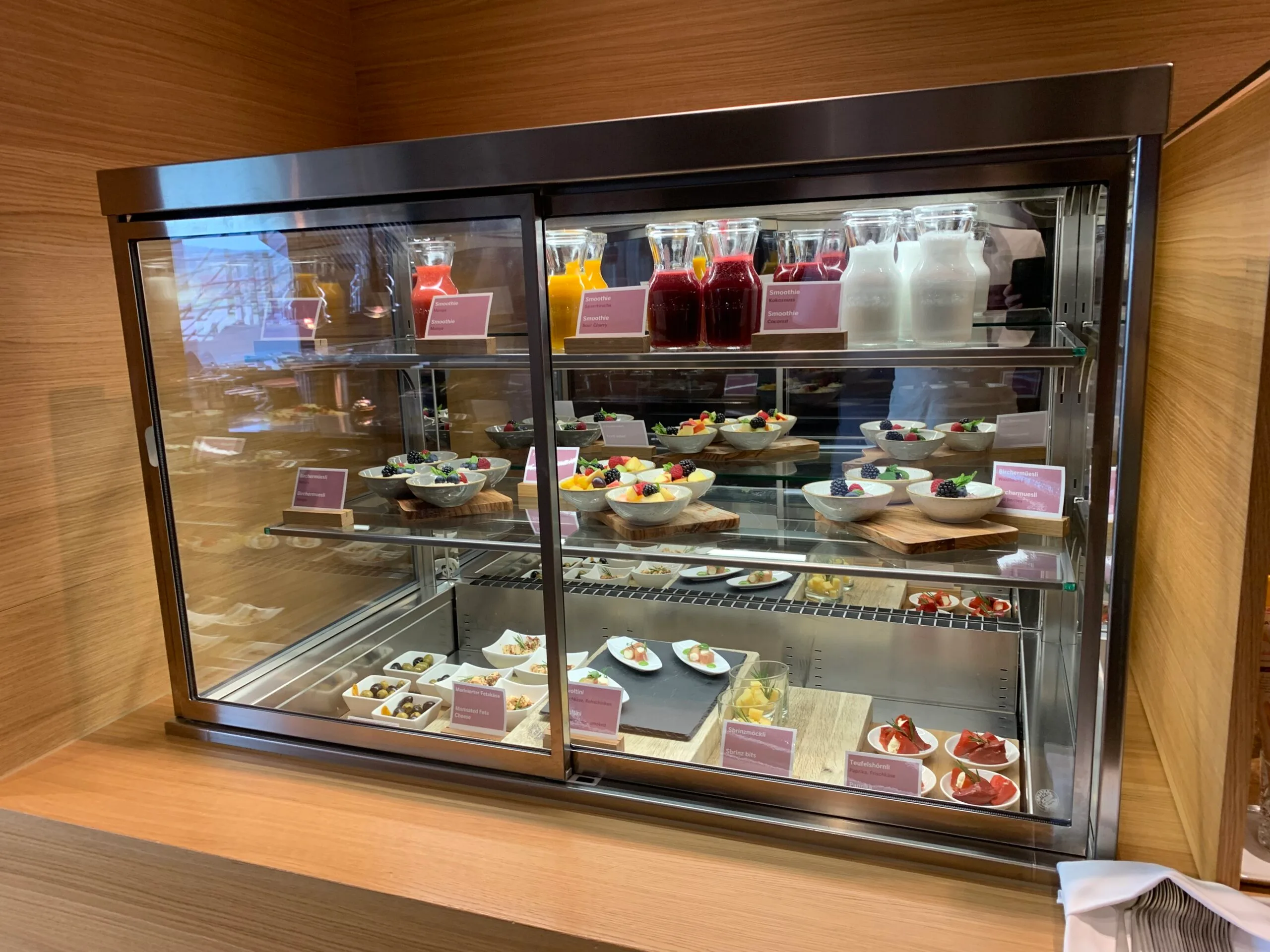 Lounge mit Getränken und Kaffeeautomaten