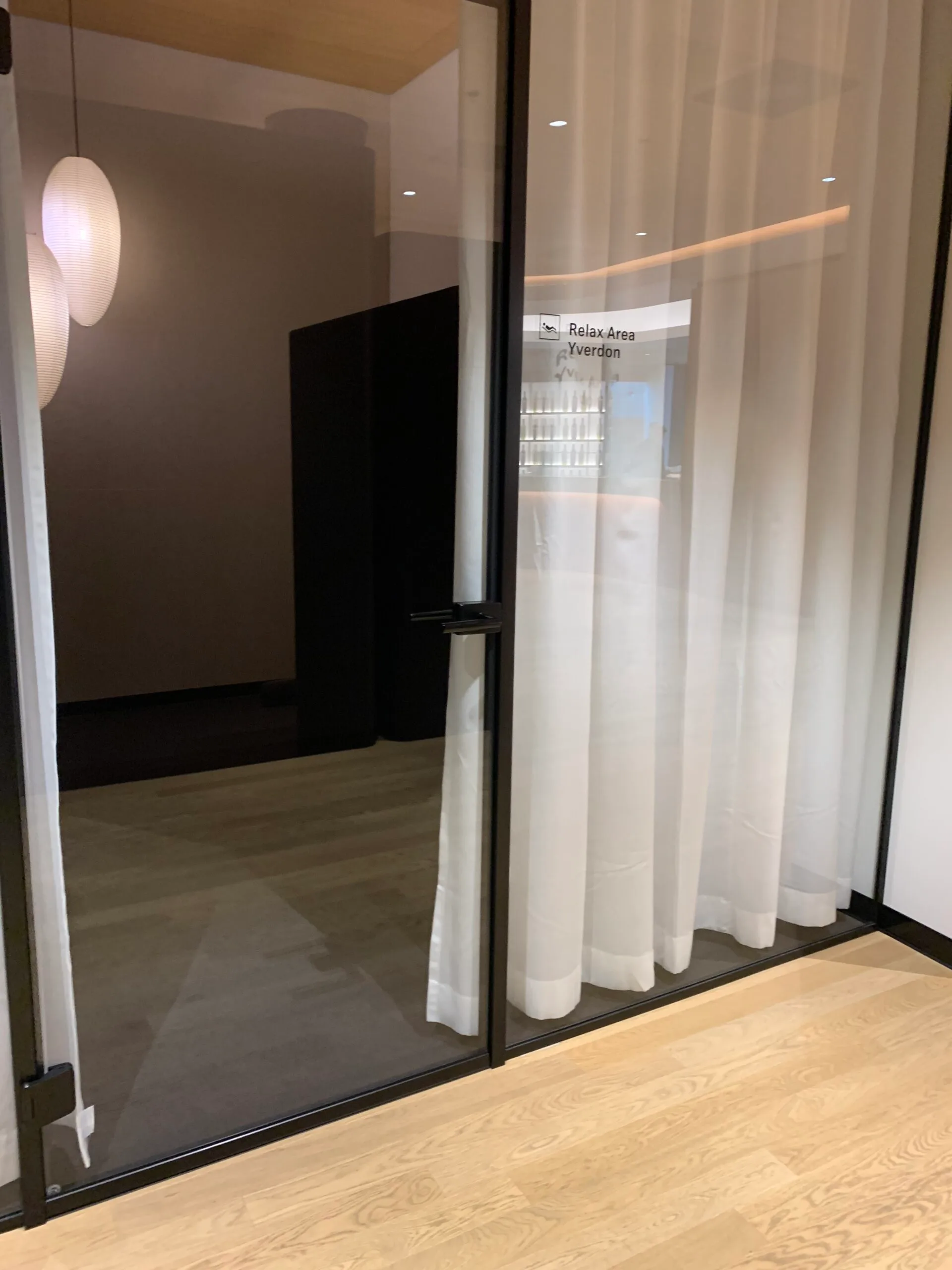 Lounge mit Tischen und Ledersitzbank