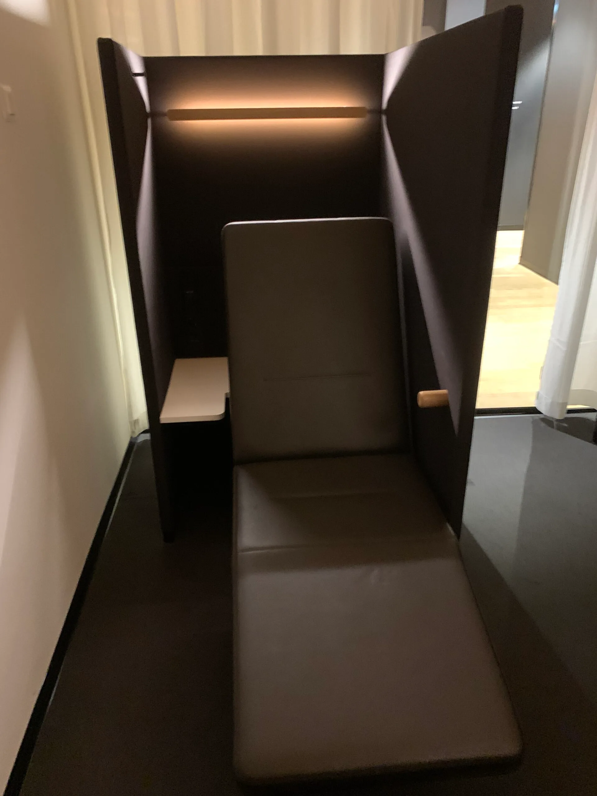 Hotelzimmer mit Doppelbett und Schreibtisch