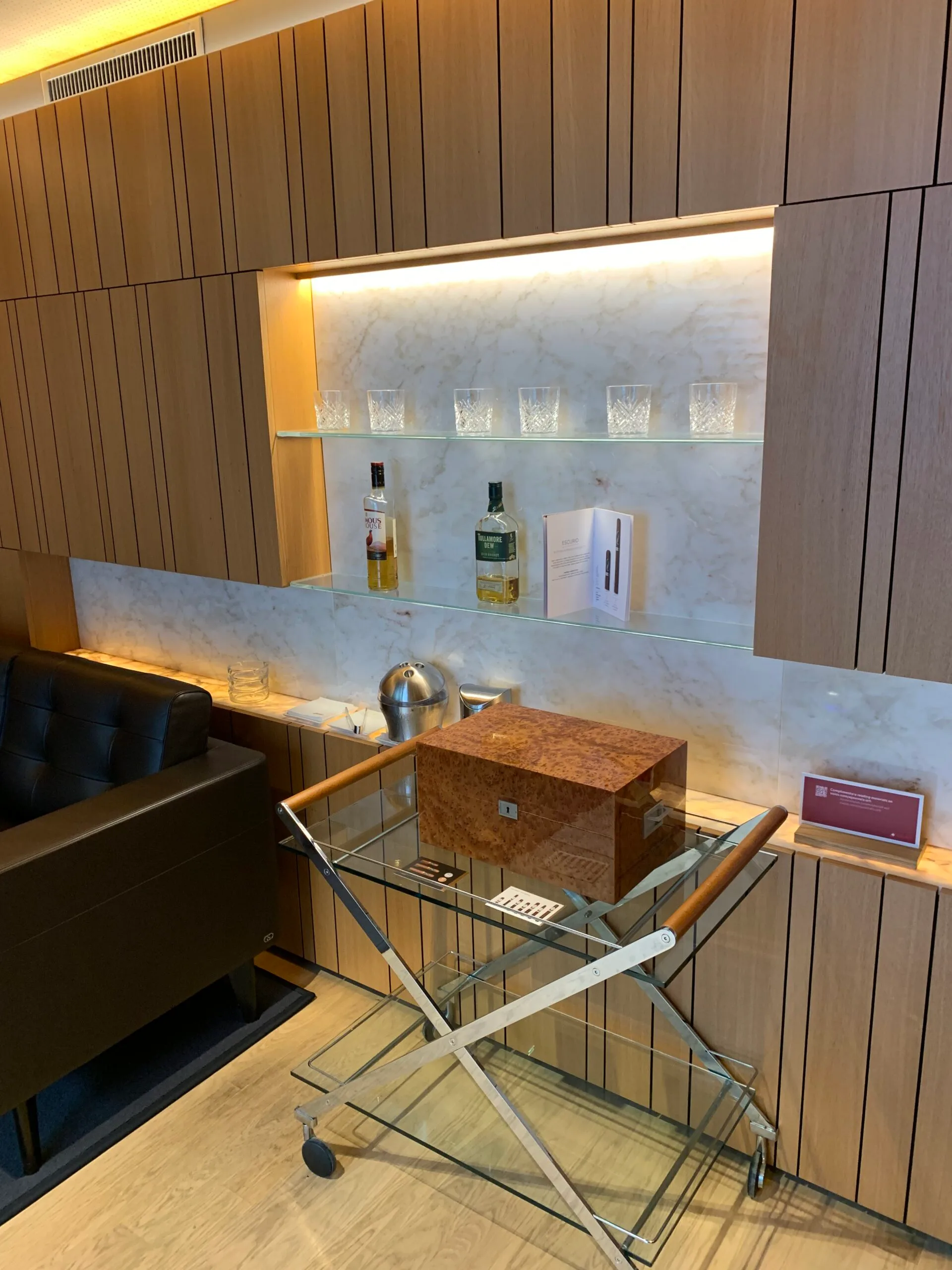 Bar im First Class Lounge mit Getränken und Gläsern