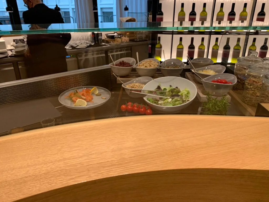 Loungebuffet mit Salat, Tomaten und verschiedenen Beilagen