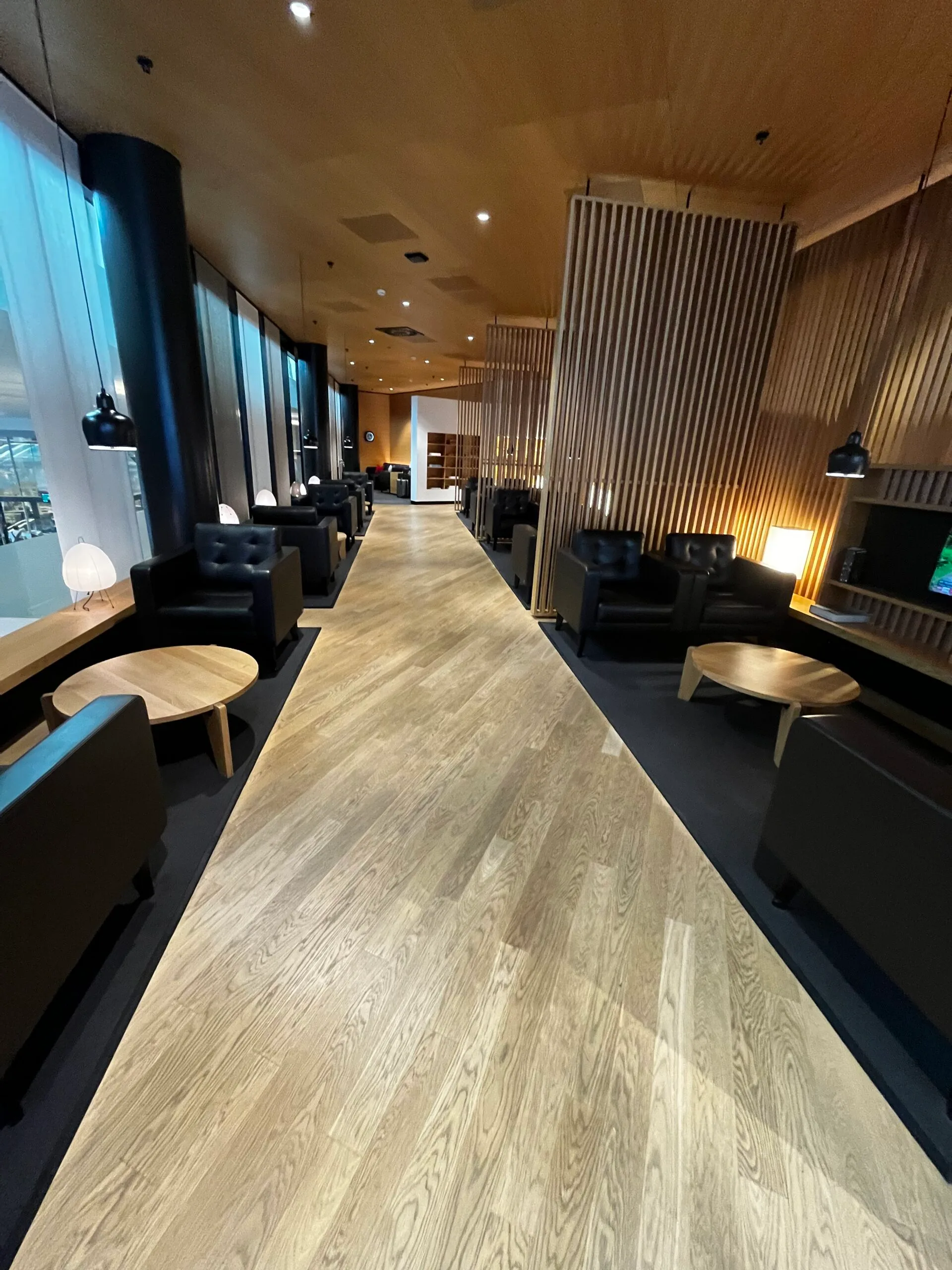 Lounge mit Holzboden und Ledersesseln