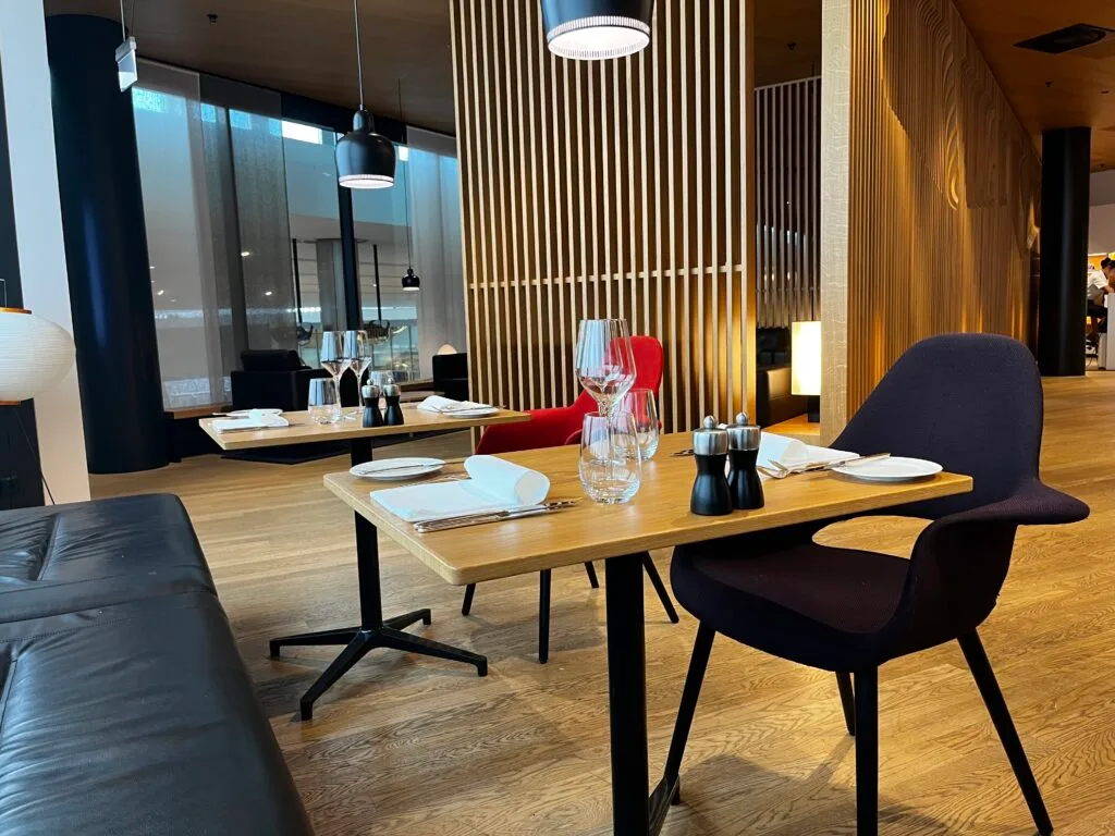 Tisch im First Class Lounge mit Stühlen und Gedeck