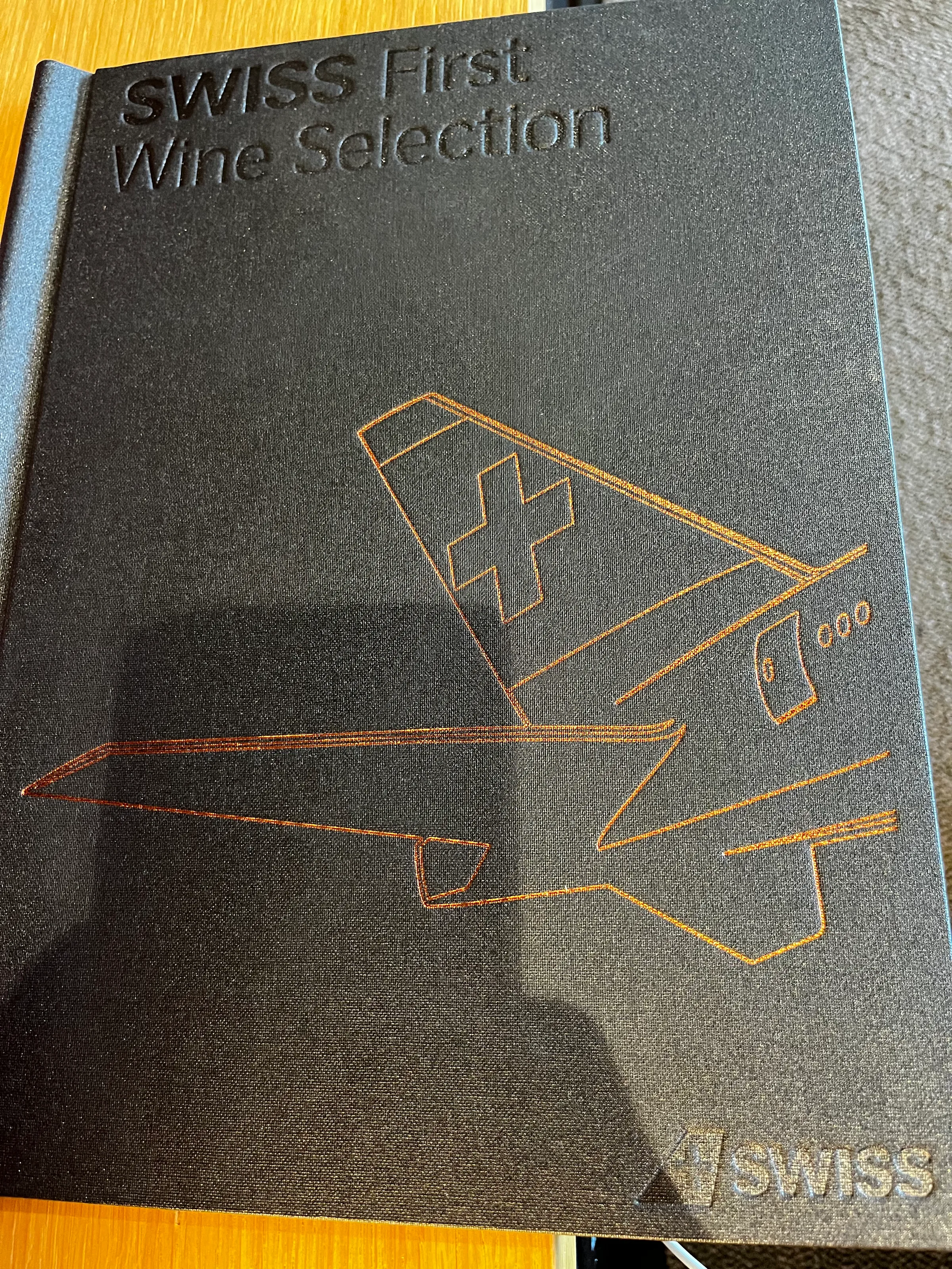 Weinmenü für Swiss First Class mit Flugzeug-Symbol