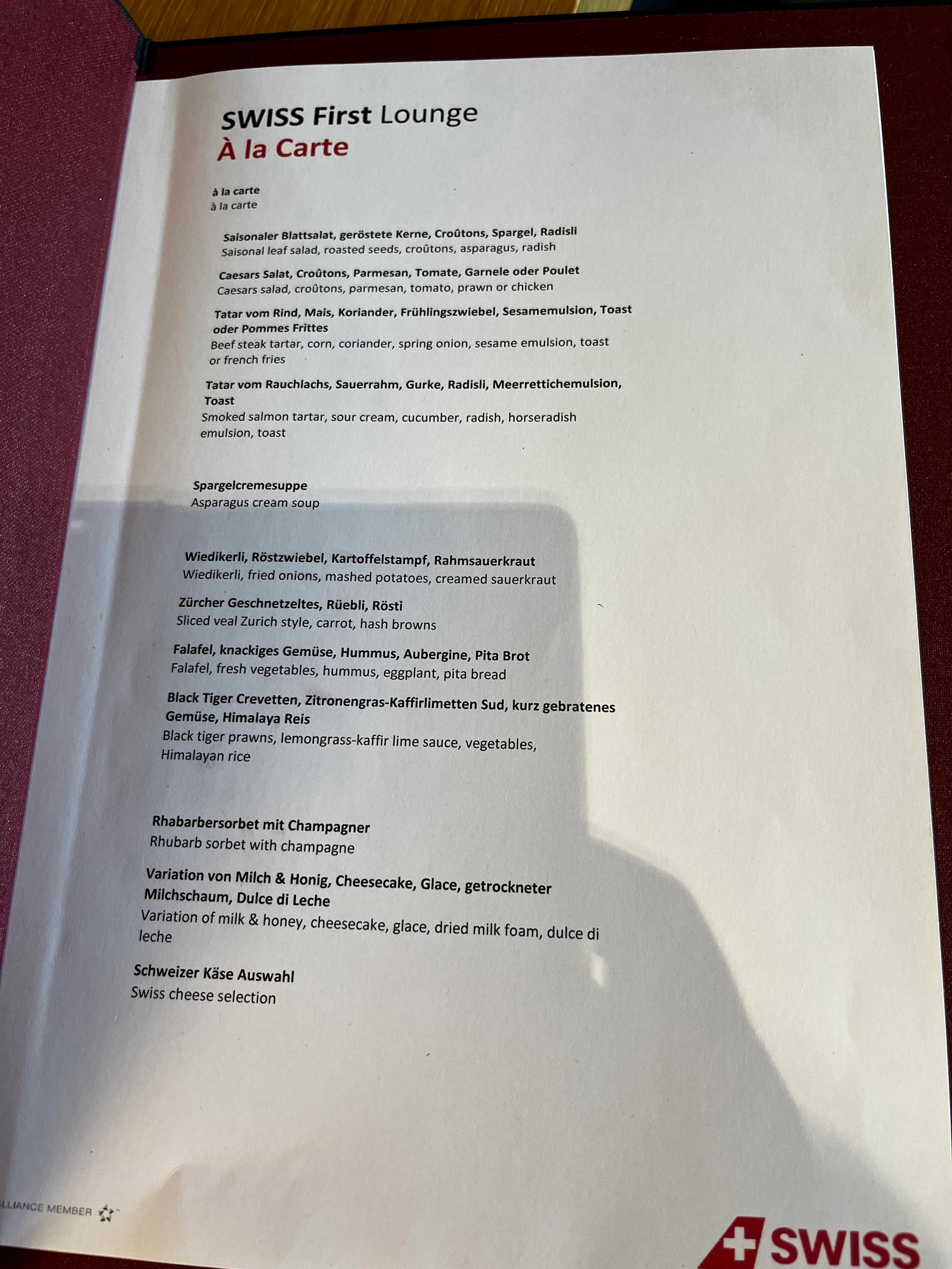 Speisekarte im SWISS First Class Lounge mit verschiedenen Gerichten