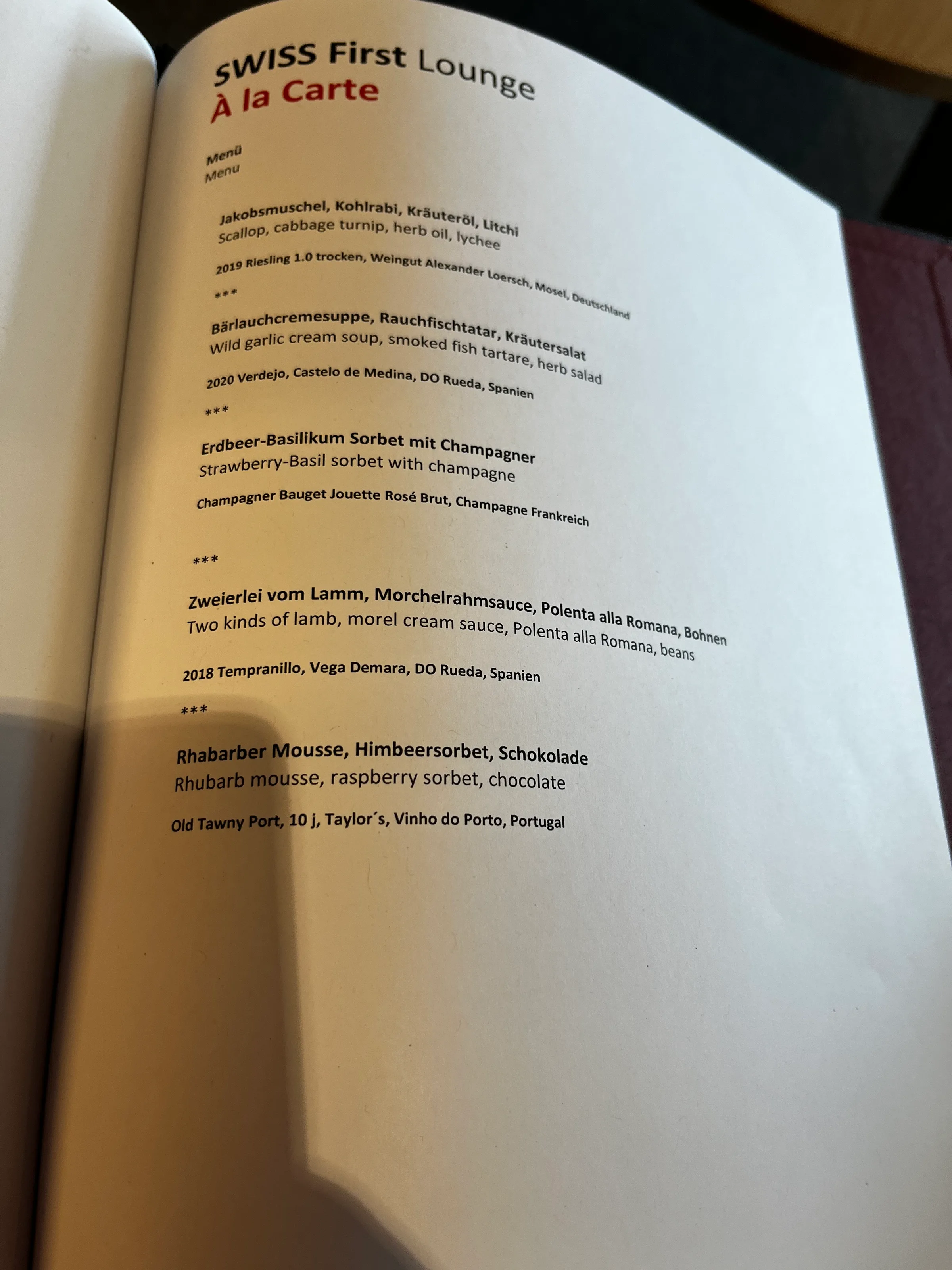 Speisekarte im Swiss First Class Lounge mit verschiedenen Gerichten und Getränken
