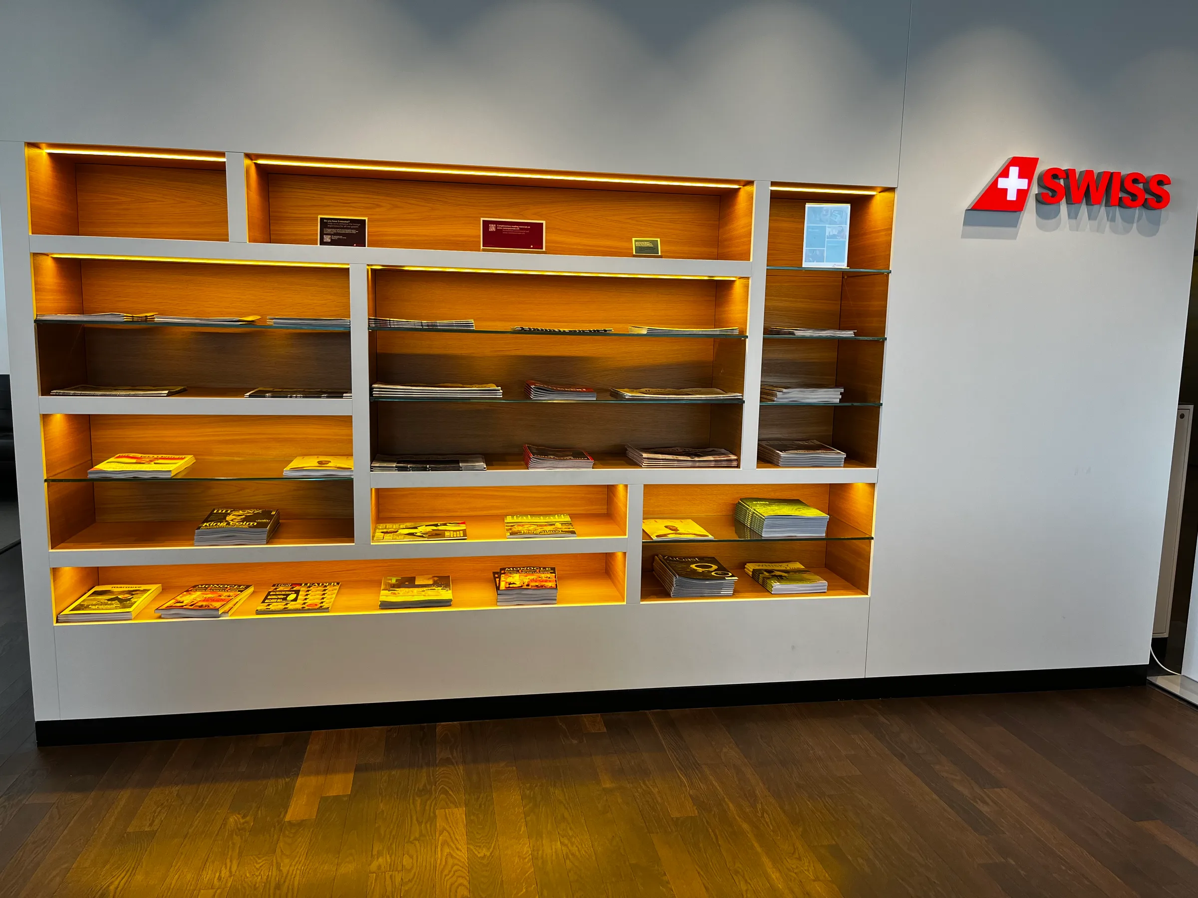 Lesezeichenregal mit Zeitungen und Magazinen in einer First Class Lounge