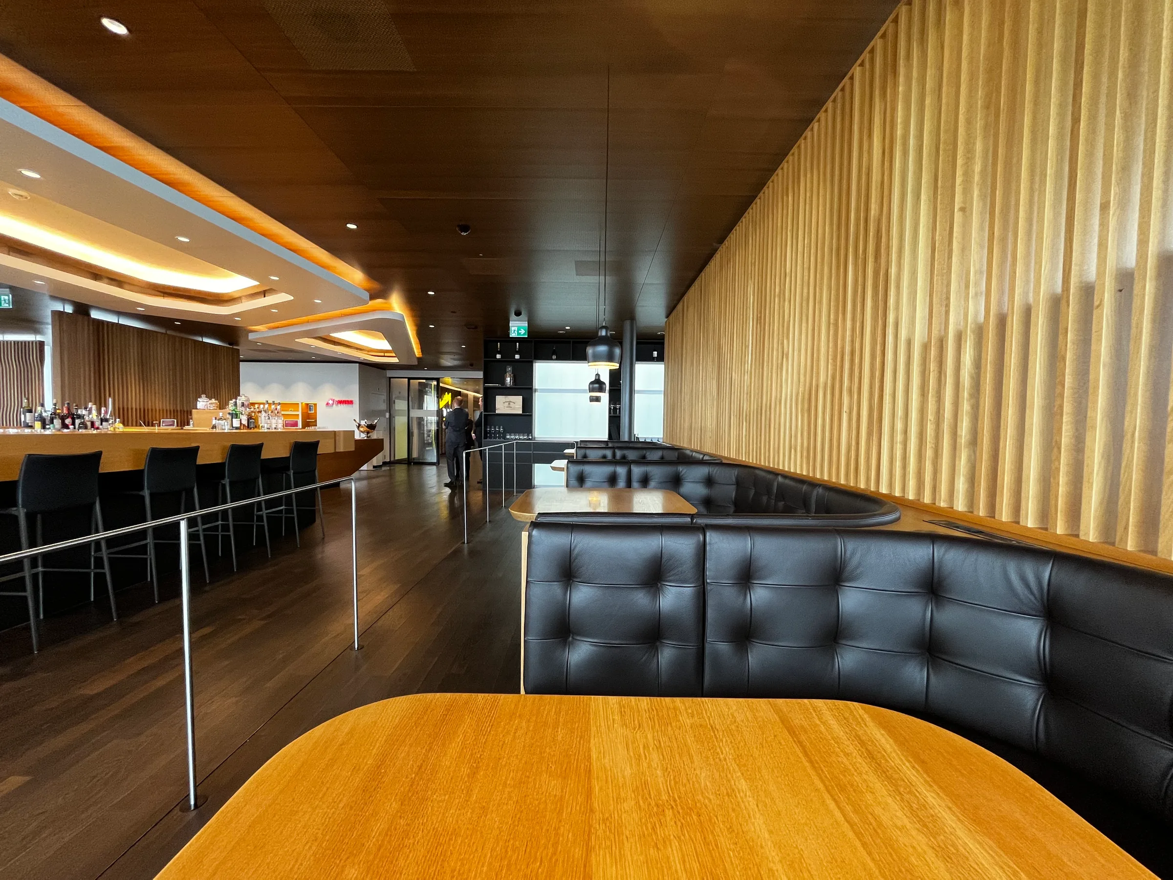 Lounge mit Holzboden und Ledersitzen
