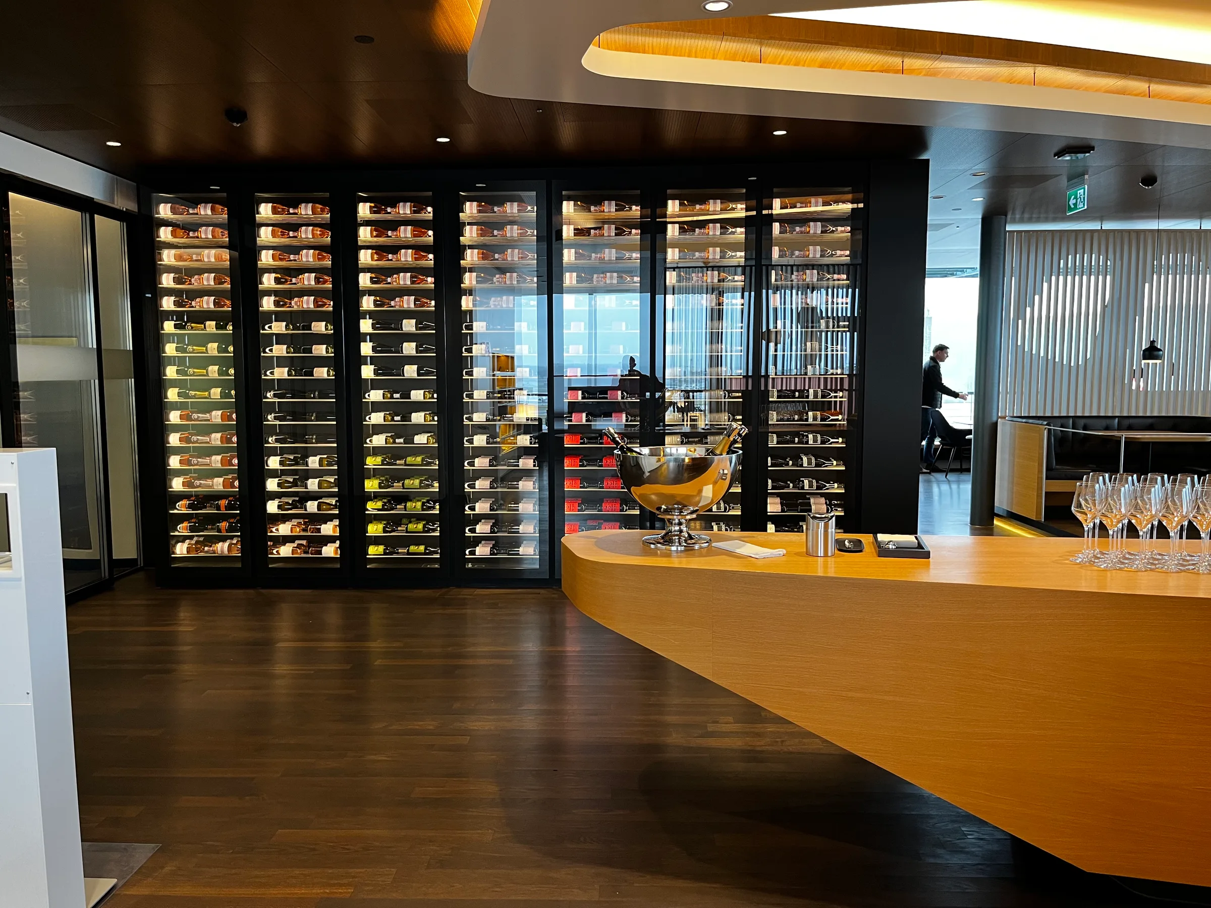 Weinregal mit vielen Flaschen in einem First Class Lounge