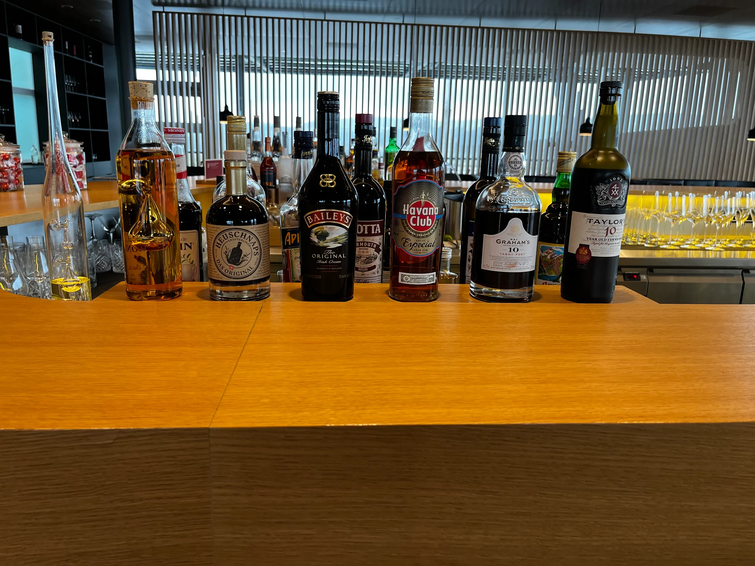 Bar mit verschiedenen Flaschen alkoholischer Getränke