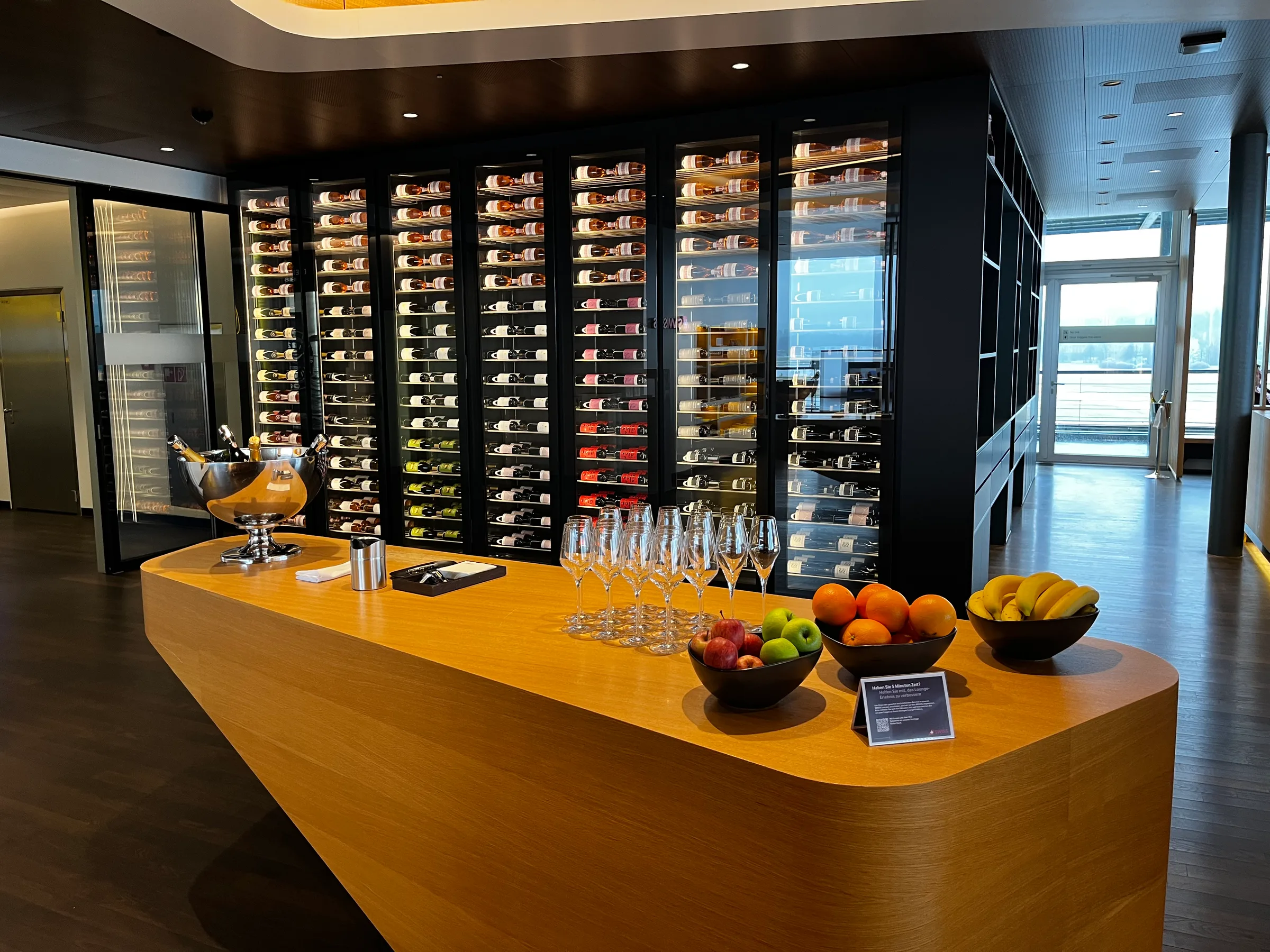 Lounge mit Weinregal und Obstschalen