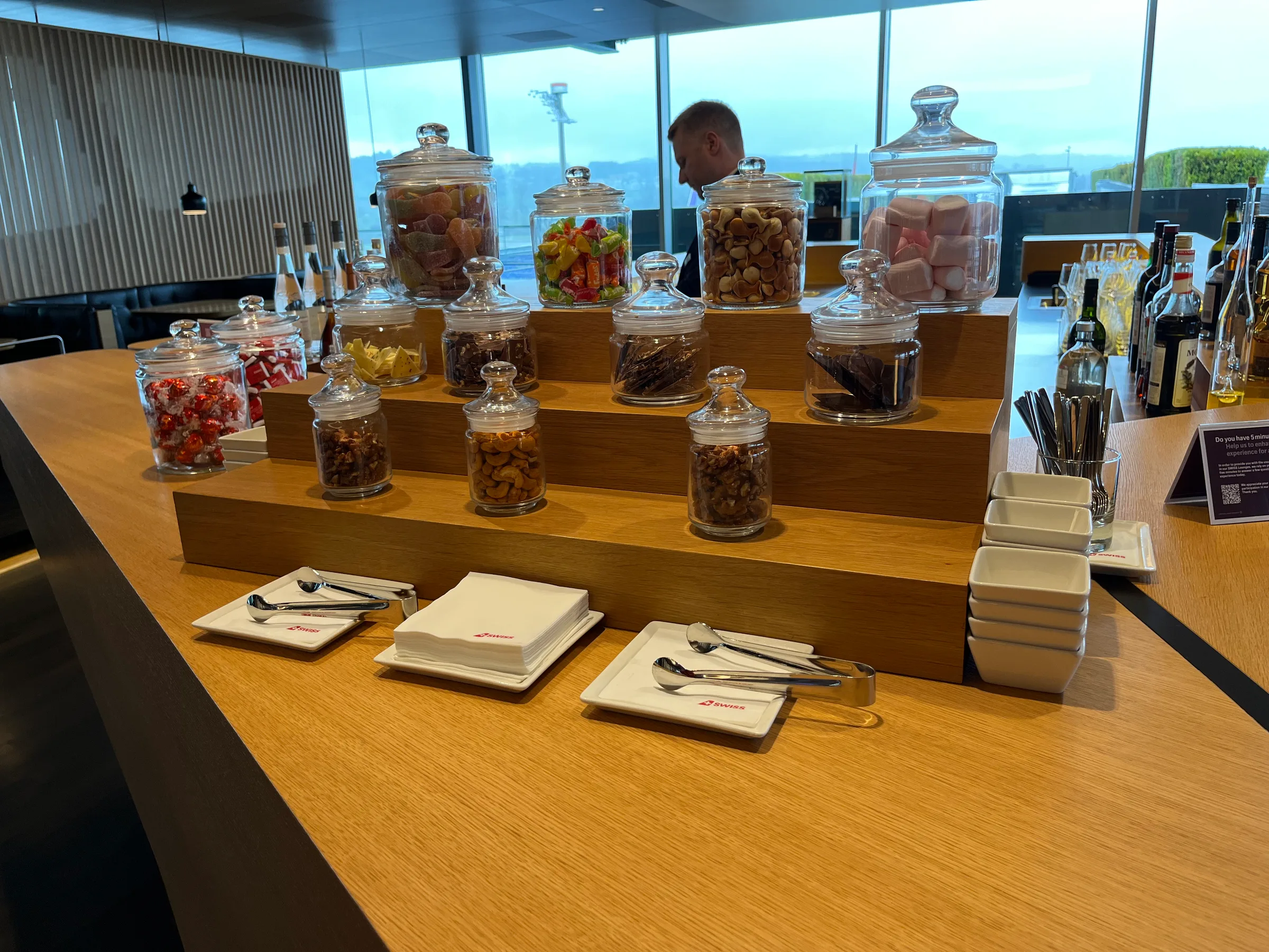 Schweizer First Class Lounge mit Süßigkeiten in Glasbehältern