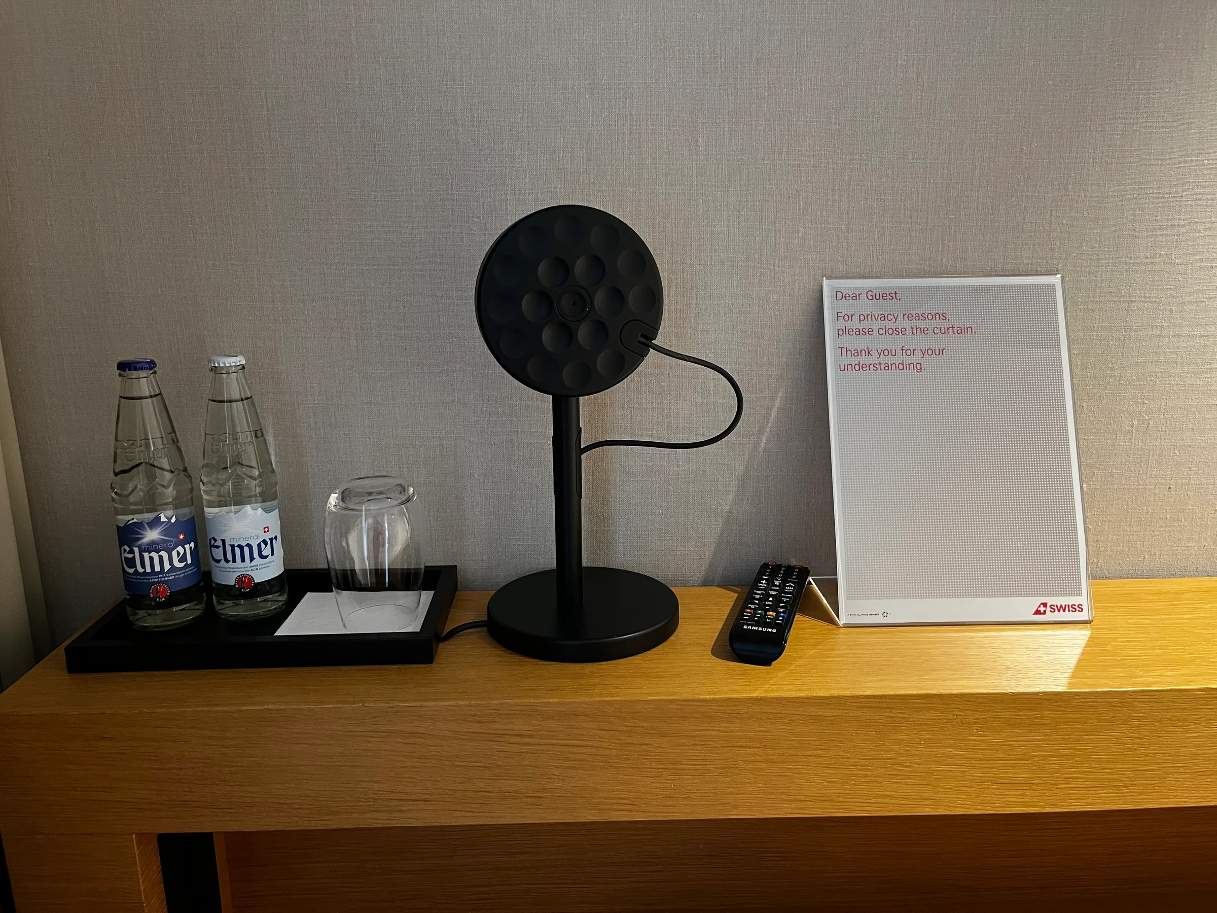 Schreibtisch mit Getränken und Notizblock