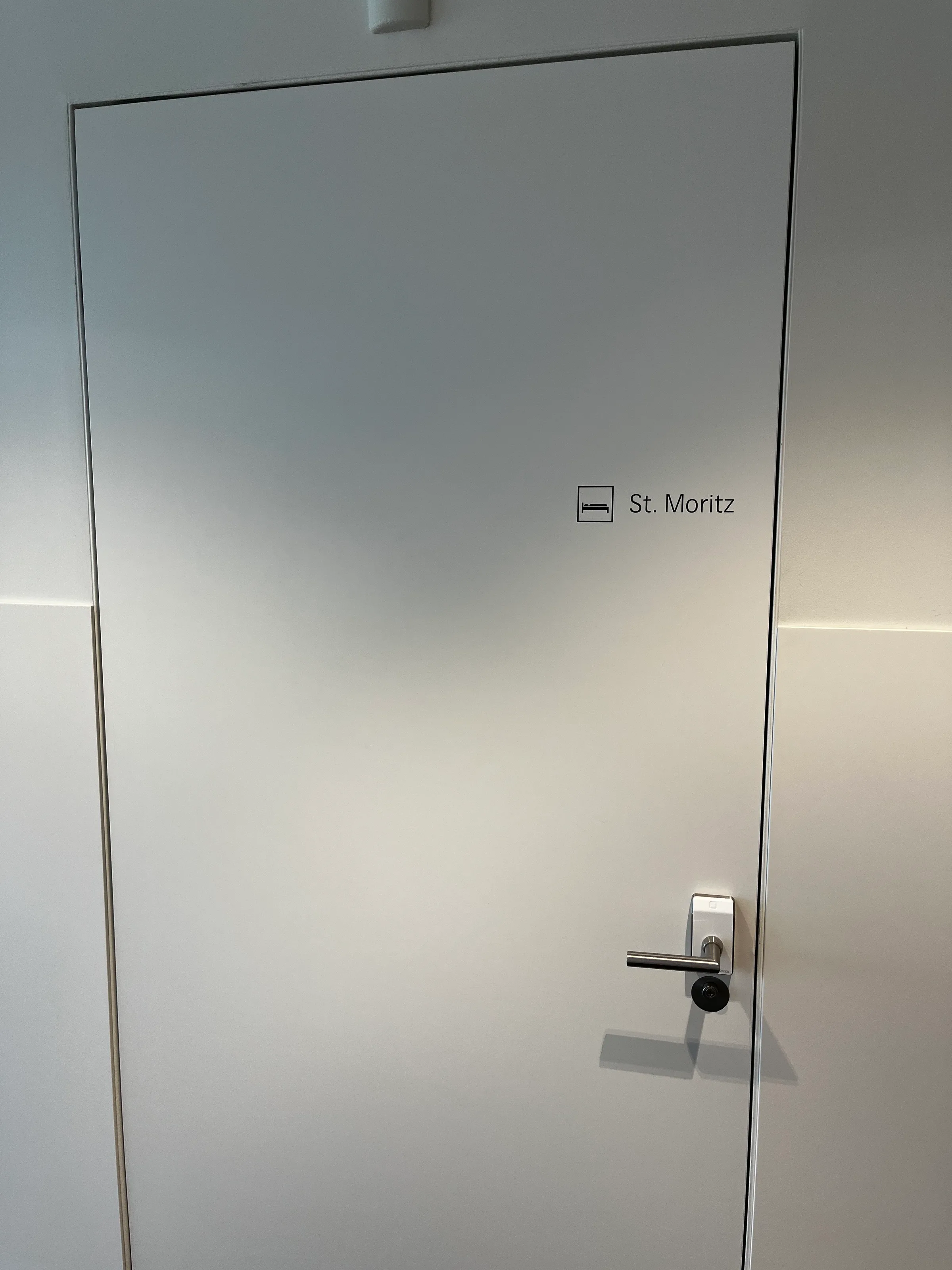 Tür mit Schild 'St. Moritz' und Schlüsselkasten