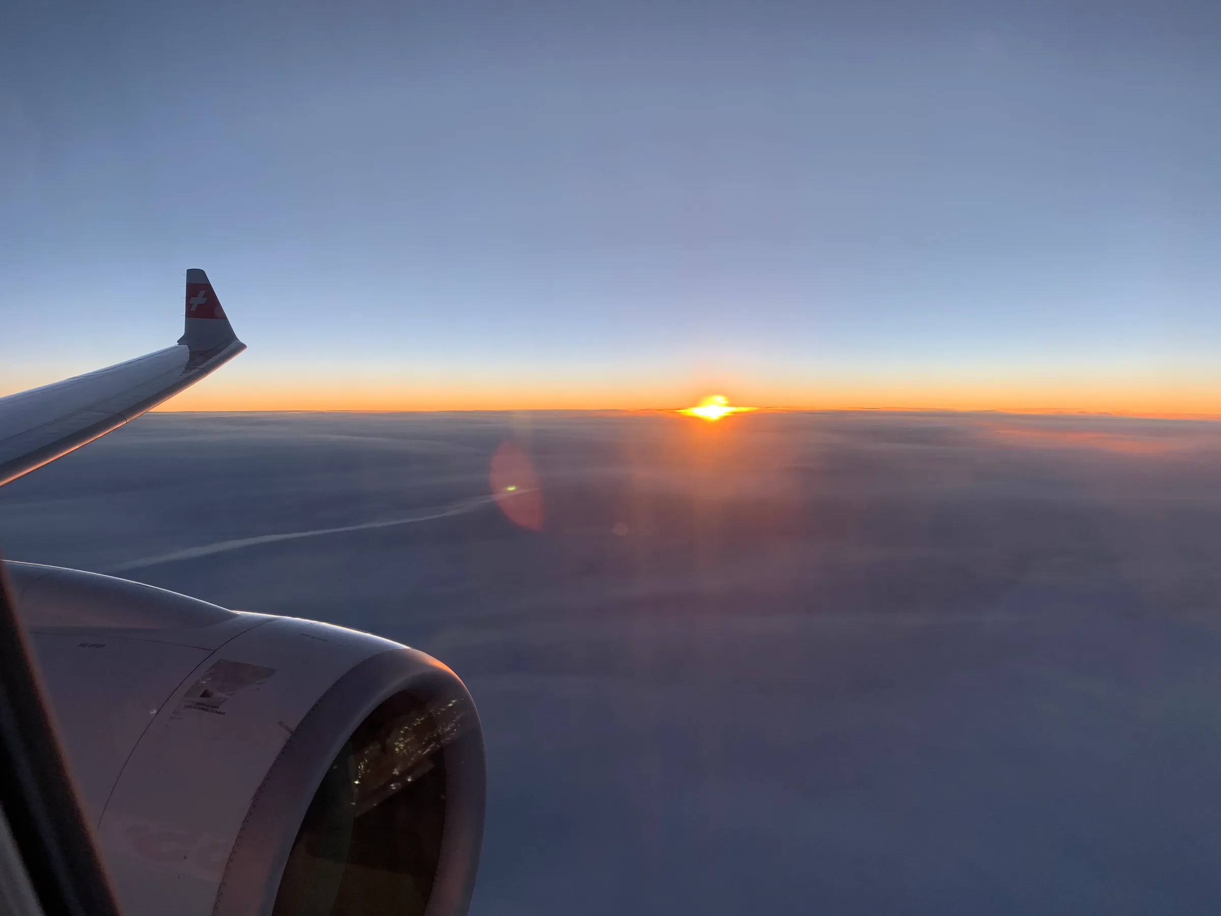 Flügelspitze bei Sonnenaufgang über den Wolken