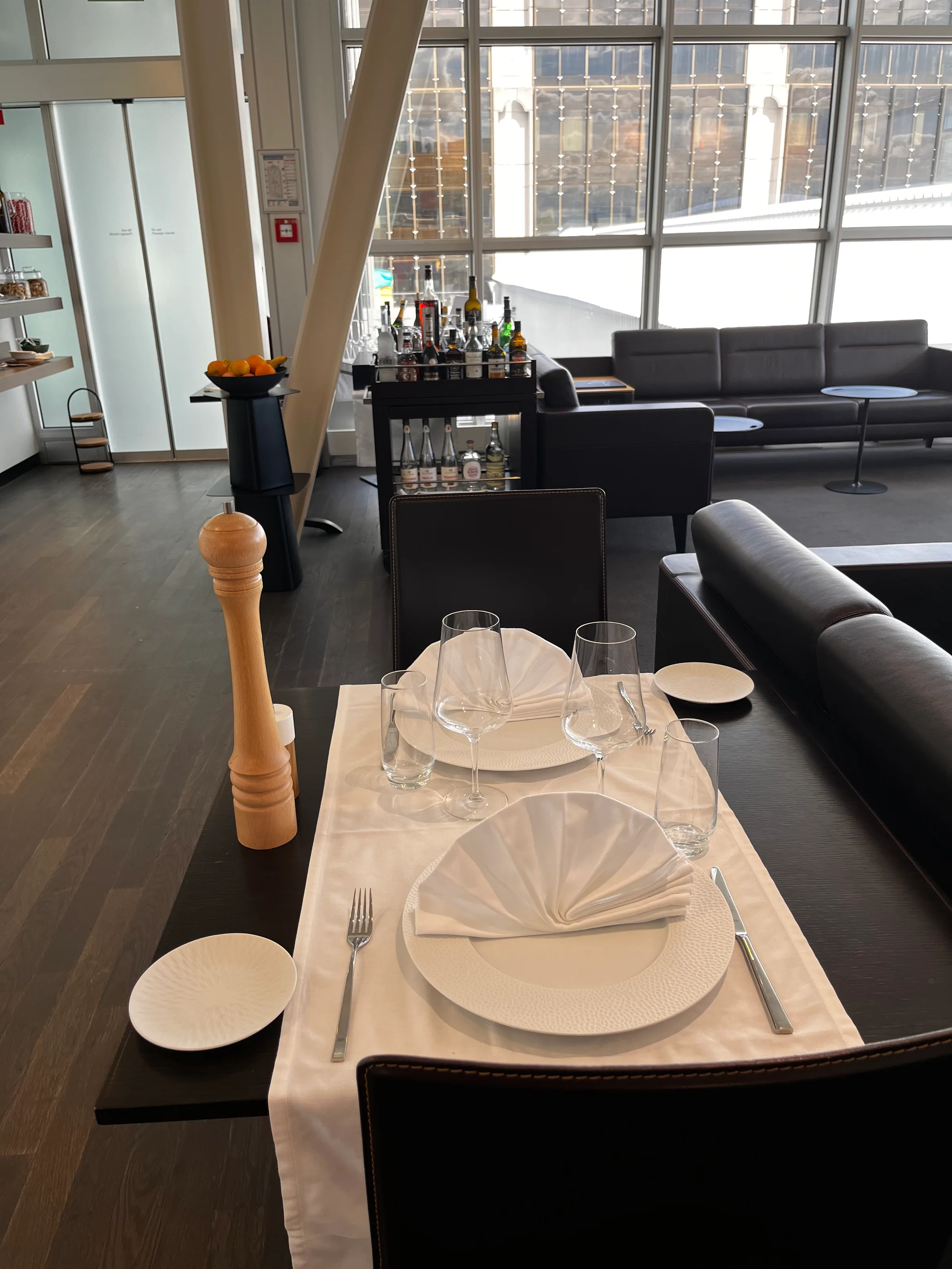 Gepreparierter Tisch mit Serviette und Besteck in Luxus-Lounge