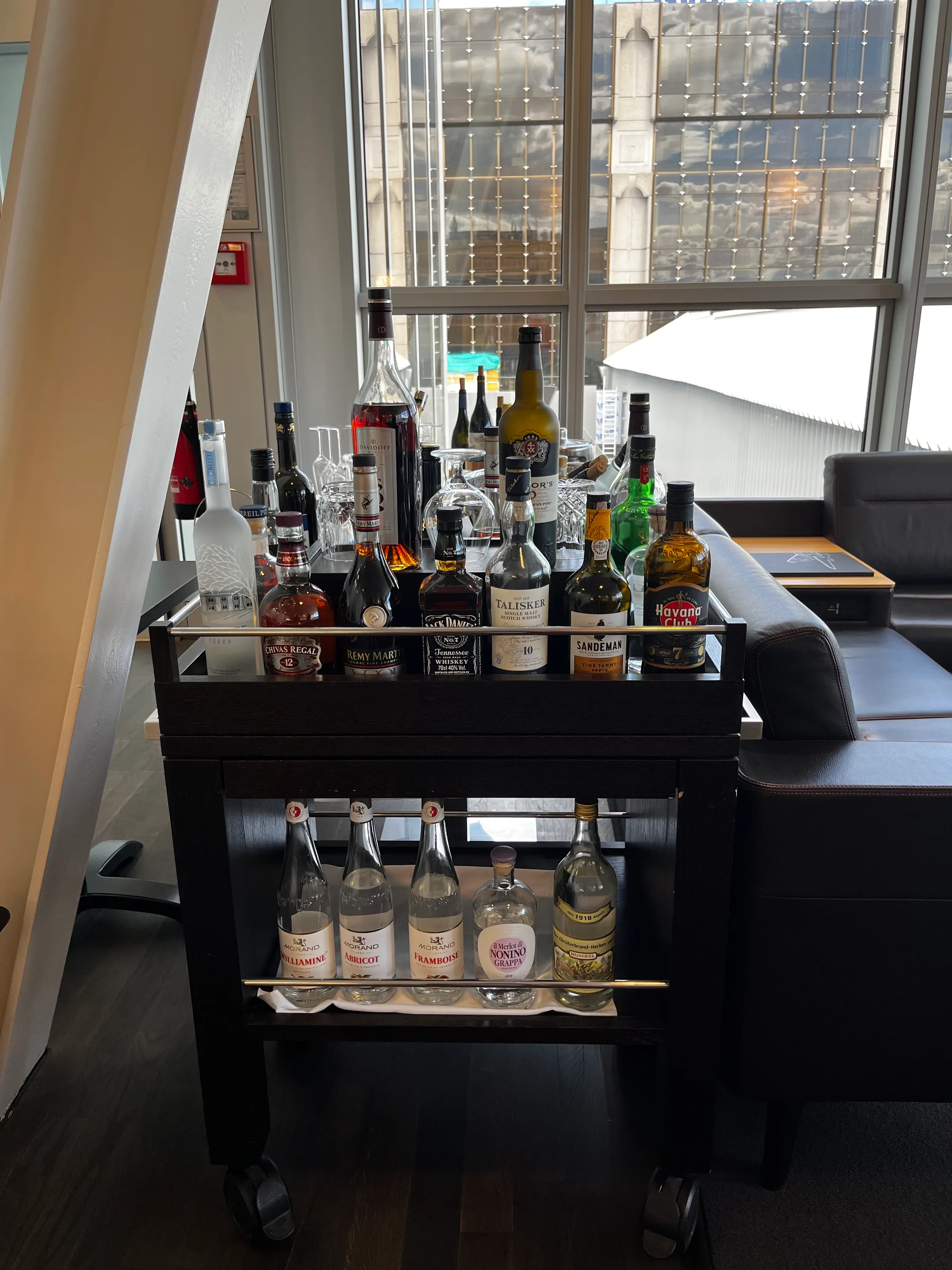 Bar mit verschiedenen Spirituosenflaschen und Gläsern im Flughafenlounge
